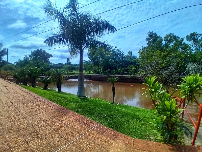 El agua se ve muy café por la lluvia reciente que arrastra sedimentos, sin embargo la gente viene los fines de semanas a bañarse aquí.