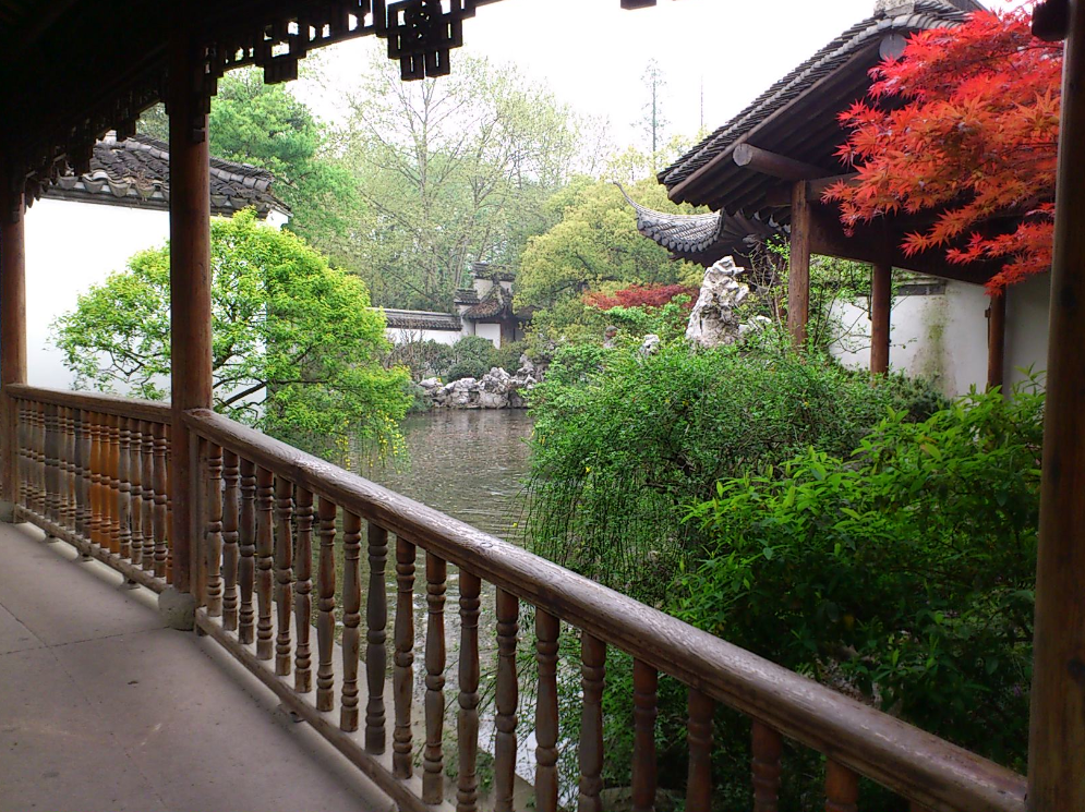 Walk in a Jiangnan Garden, feeling what is standing in a picture