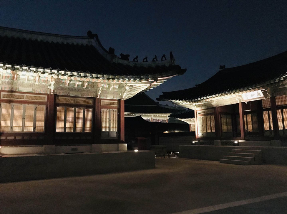 Visit Gyeongbokgung Palace day and night
