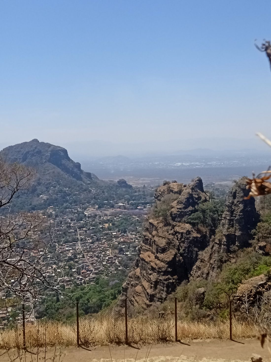 Vista del pueblo de Tepoztlán desde las colinas