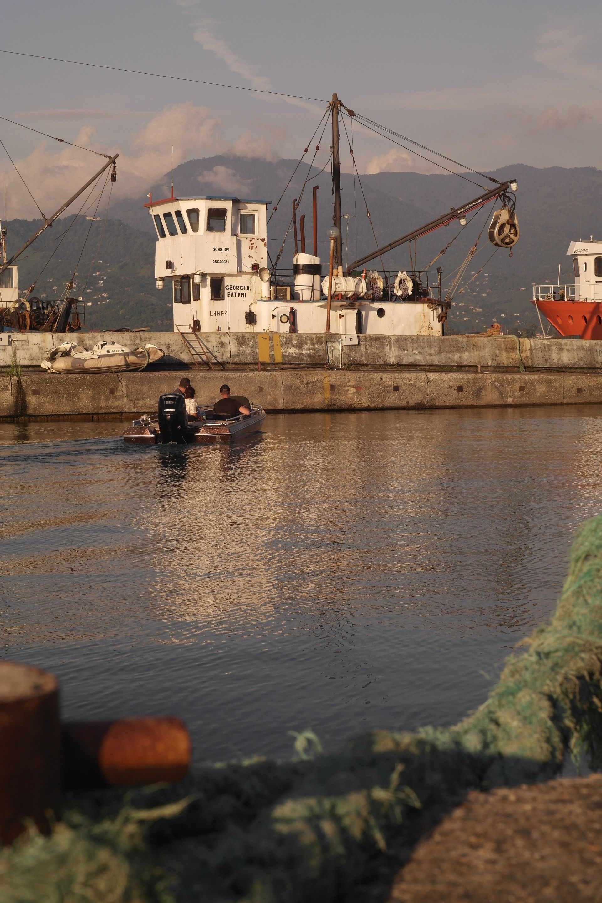 This moment speaks out for the atmosphere in the harbor. Always moving...