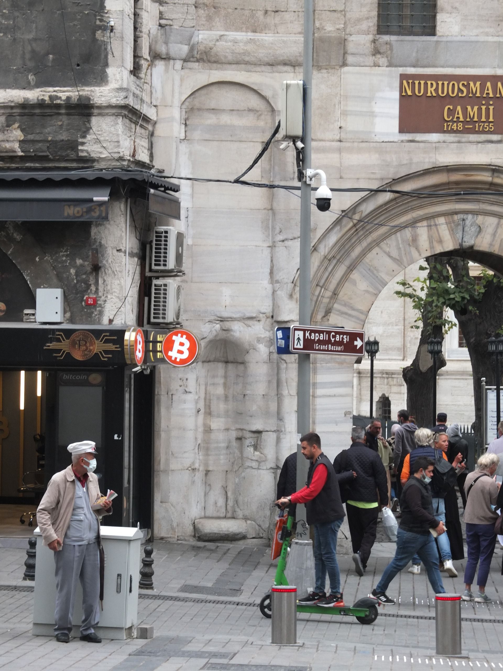 Bazaar, bitcoin hustle and street photography in Istanbul.
