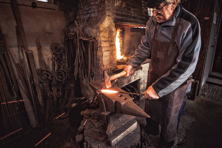 Photographing a Blacksmith at work at the smithy museum!