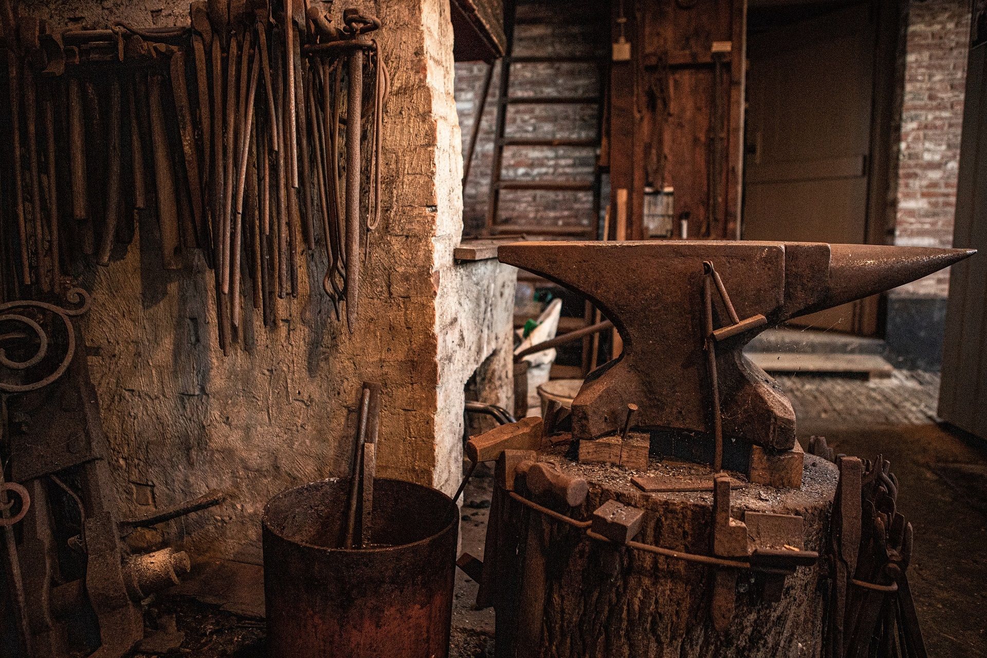 Photographing a Blacksmith at work at the smithy museum!
