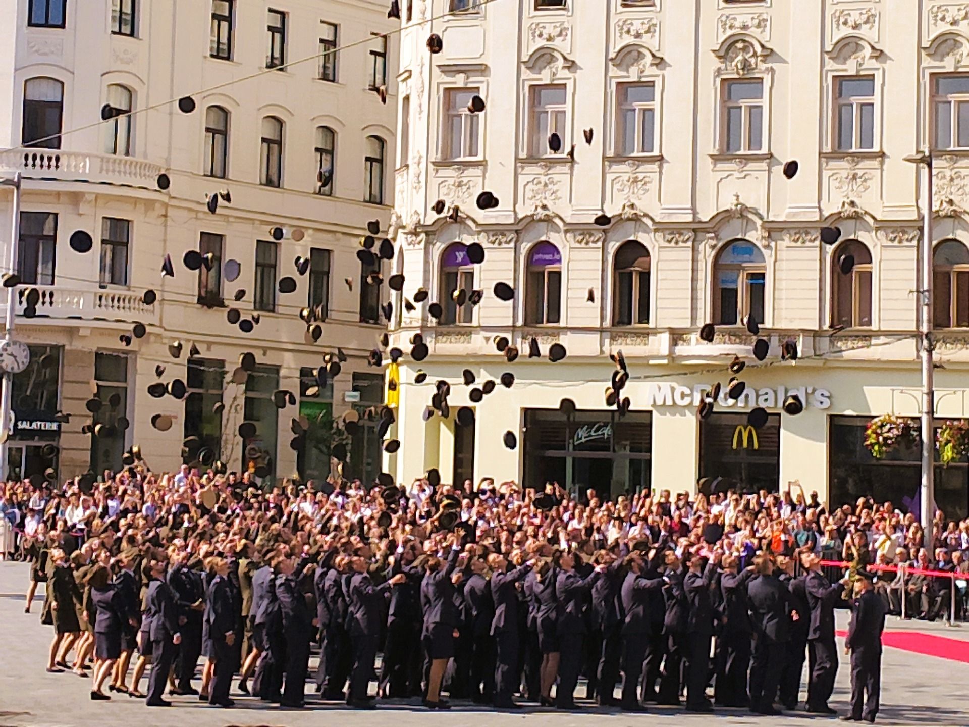 Na náměstí probíhá slavnostní vyřazení studentů Univerzity obrany
