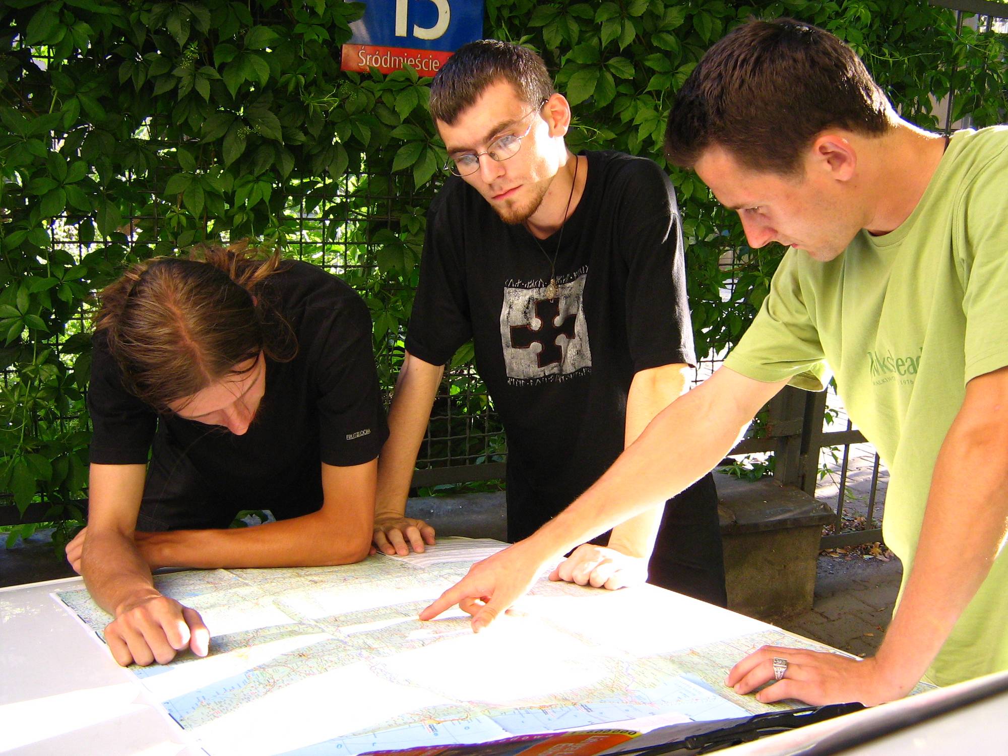 Planowanie trasy pod jednym z warszawskich płotów.