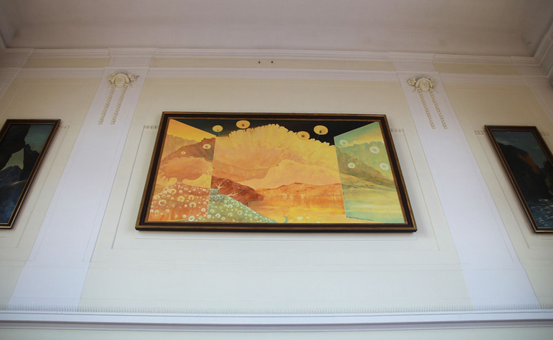 Wspomniane obrazy to te dwa po bokach.