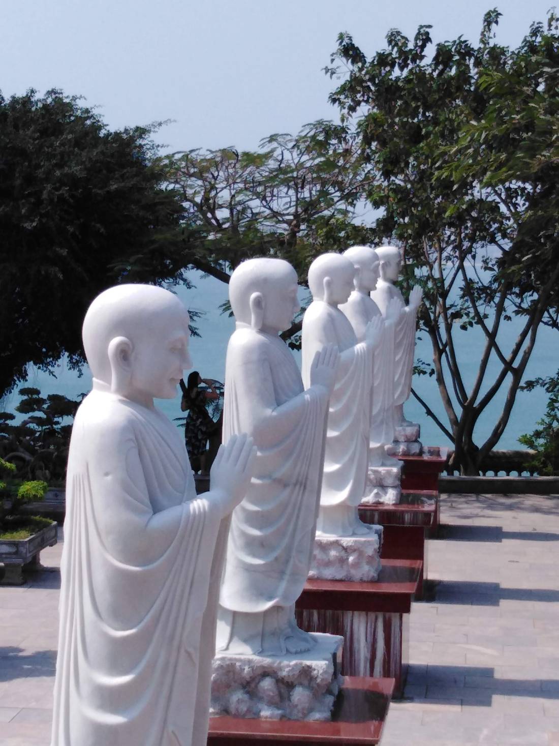 The white Buddhas and the blue sea 