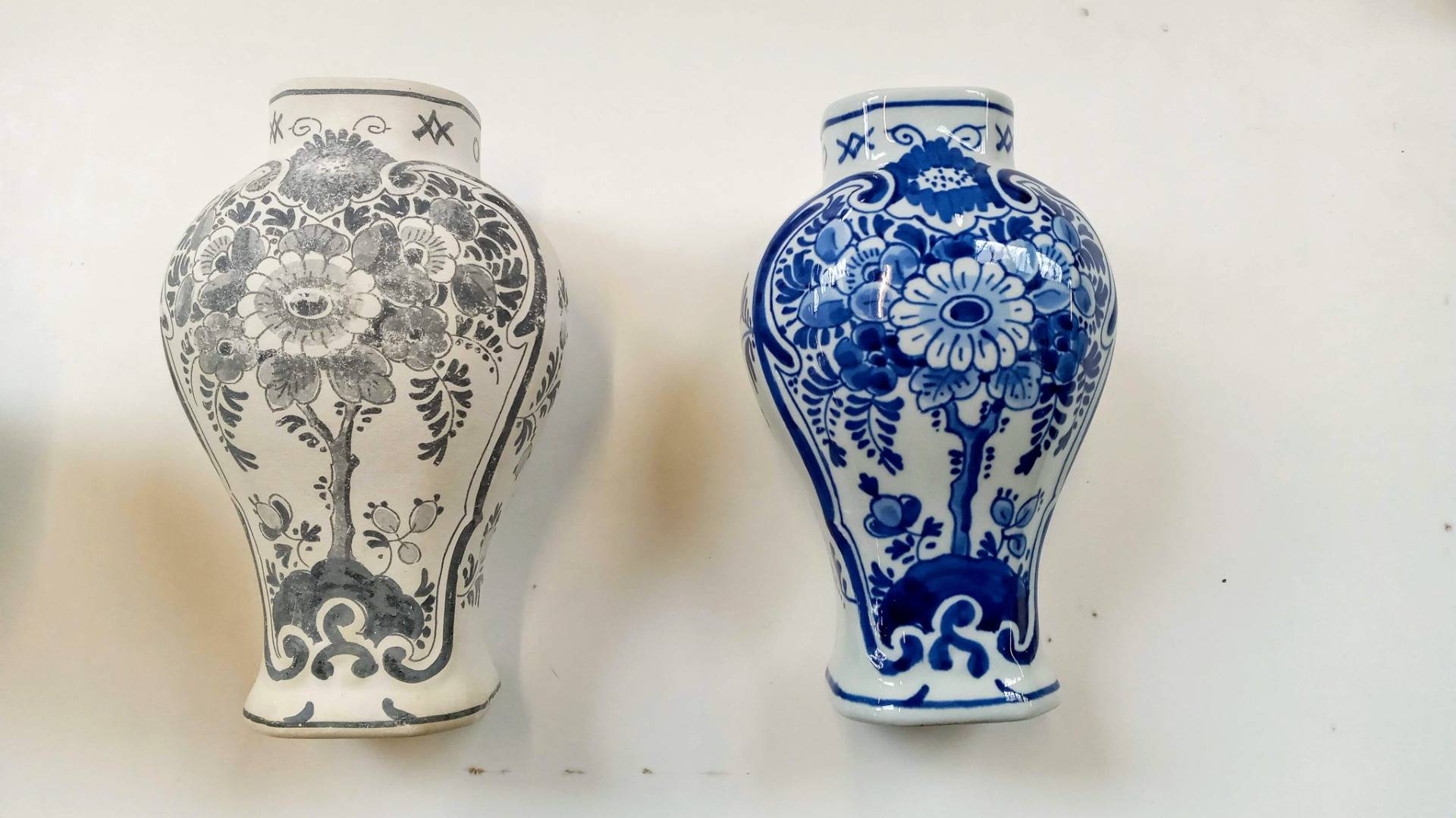 The Delft blue pottery before and after the glaze/fire
