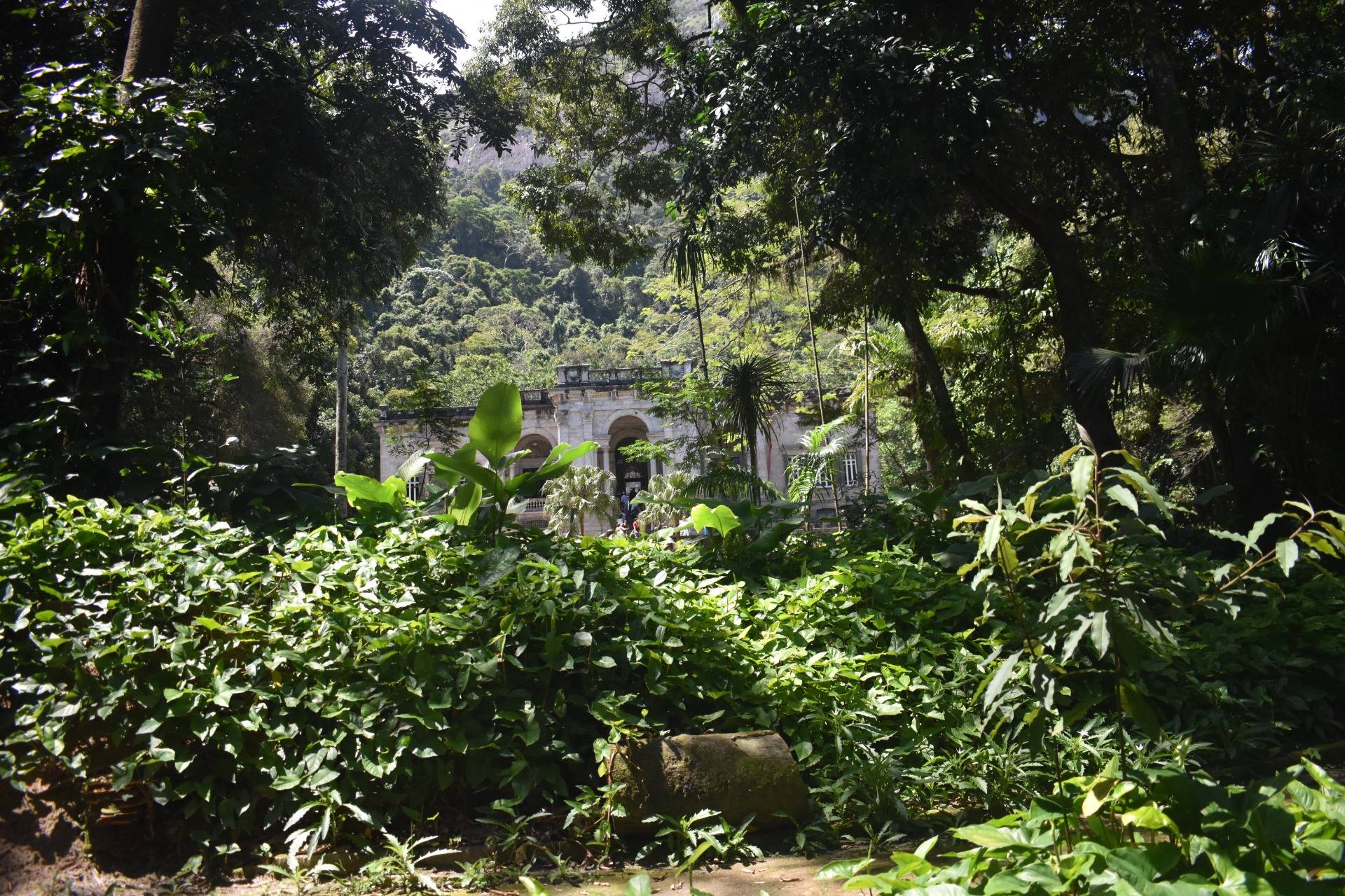 The famous Palacete (”small palace”) inside the nature
