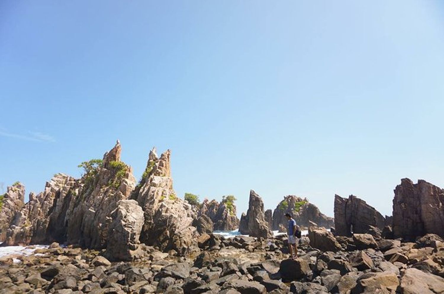 Gigi hiu beach in bandar lampung is the first tourist destination I did outside aceh area,Shark tooth beach is located in the direction of teluk bunian, if you are from outside the benchmark area of the city of Lampung, from here we must travel with a distance of 80 kilometers more towards the bay bunian, from the teluk bunian we will travel a distance of 5 kilometers with an uphill route, as well as from the bay bunian you park your motorcycle and choose to use an ojek at a cost of 200 thousand rupiah (round trip),Why use ojek services, because the road conditions are very difficult, through the forest because this beach is far from the settlement of residents and also the road is uneven but the land and rocks will be very difficult to pass especially we do not know the condition of the road here. it is all for our own safety.It will all pay off once you get to this beach. 