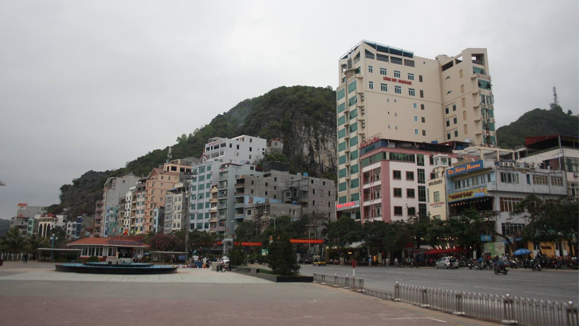 Cat Ba town