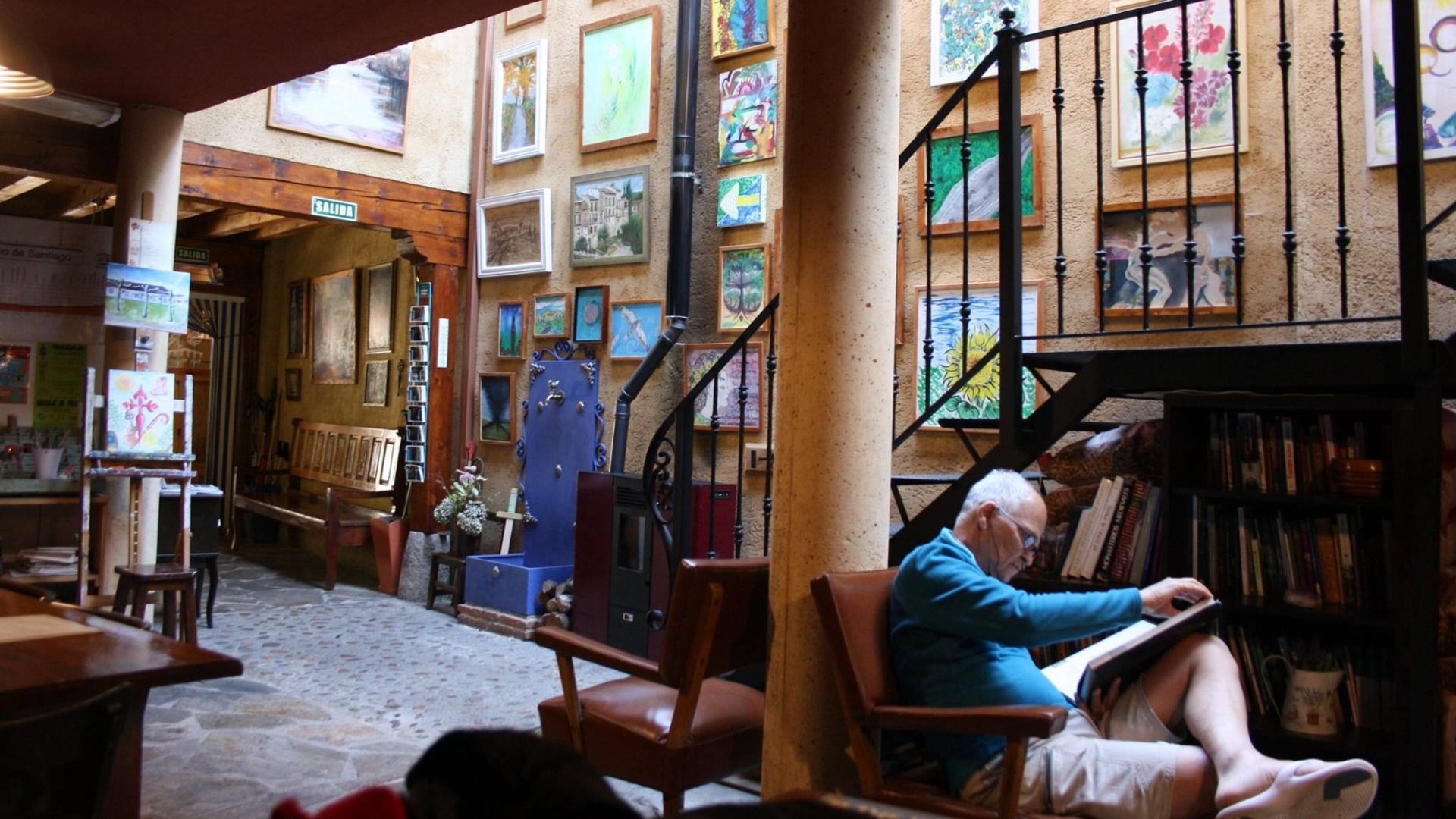 Pilgrim’s guest house (Spanish: Albergue)