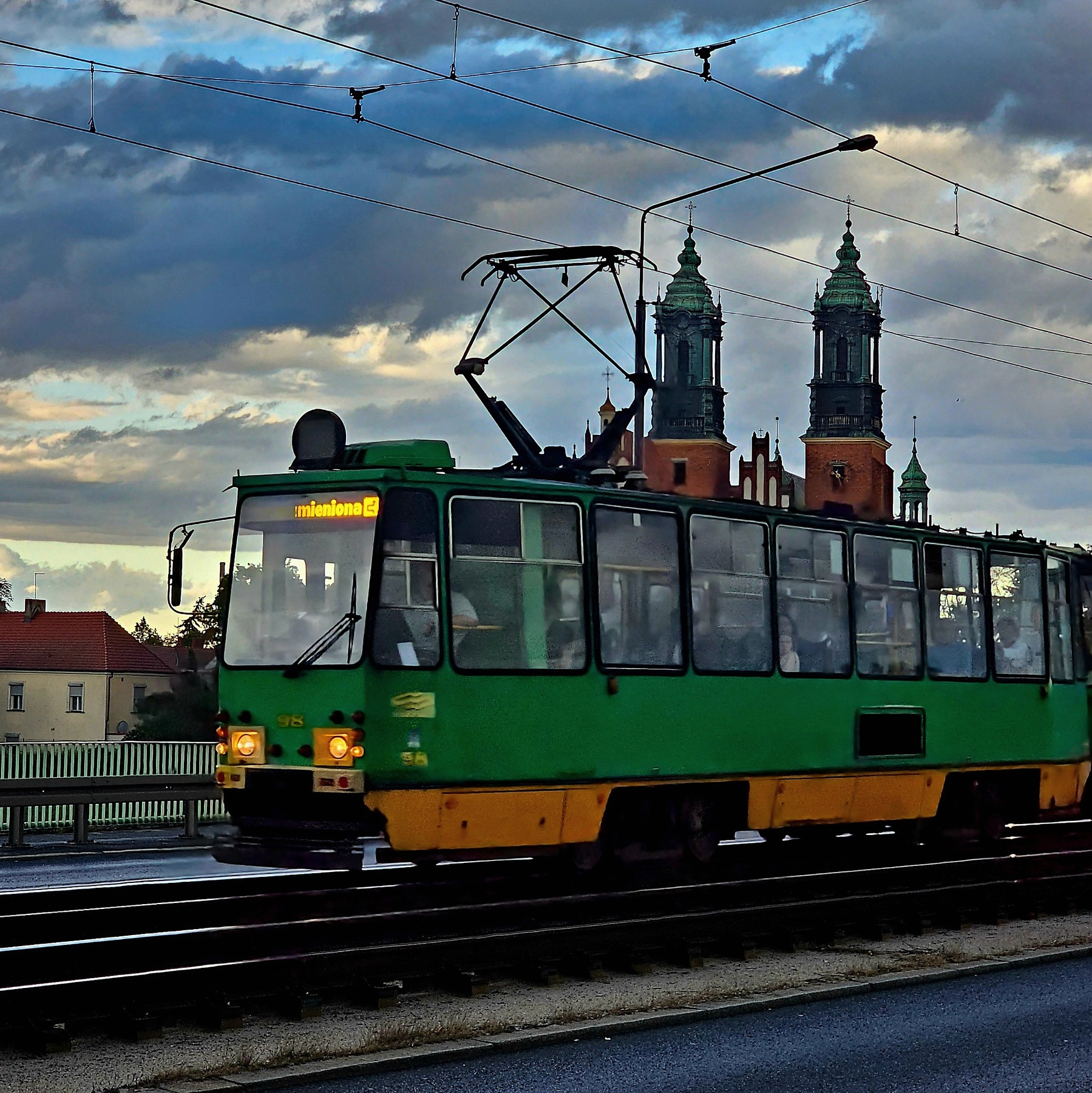 Rain, red façades and one emphatically green tram: fragments of a city that deserved a longer visit.