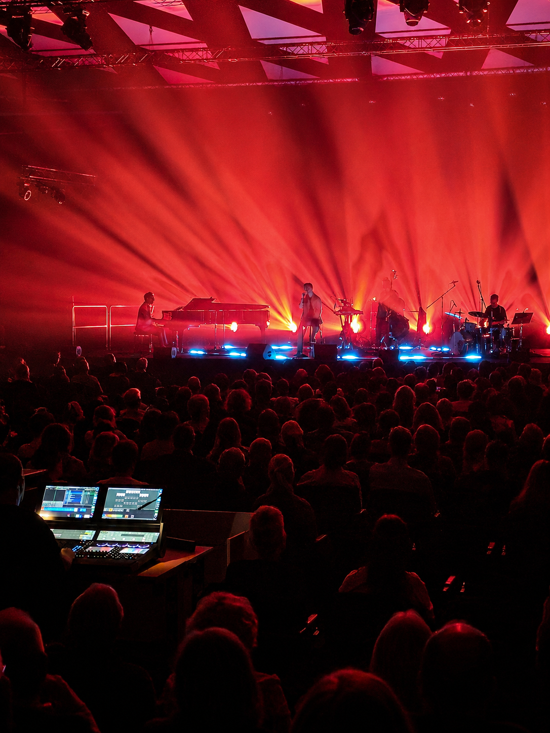 The red of Poznań’s market square returned that evening in a considerably less restrained form.