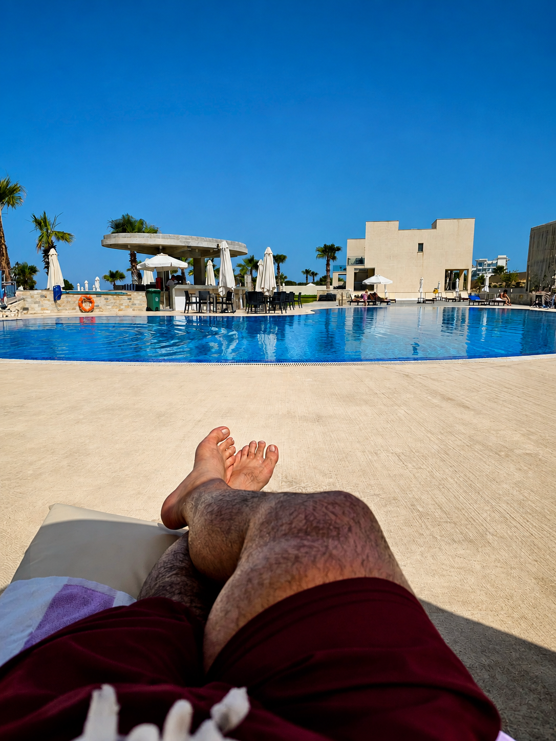 One hour of conventional holiday at the Amphora before the itinerary resumed its attack.