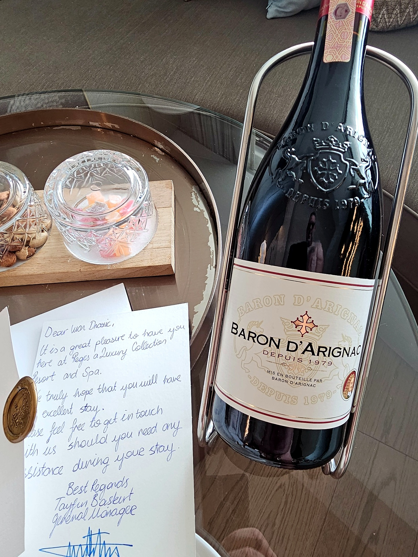The welcome gift at Reges — wine, fruit and sweets completing an arrival that already included an upgrade and a very good points redemption.