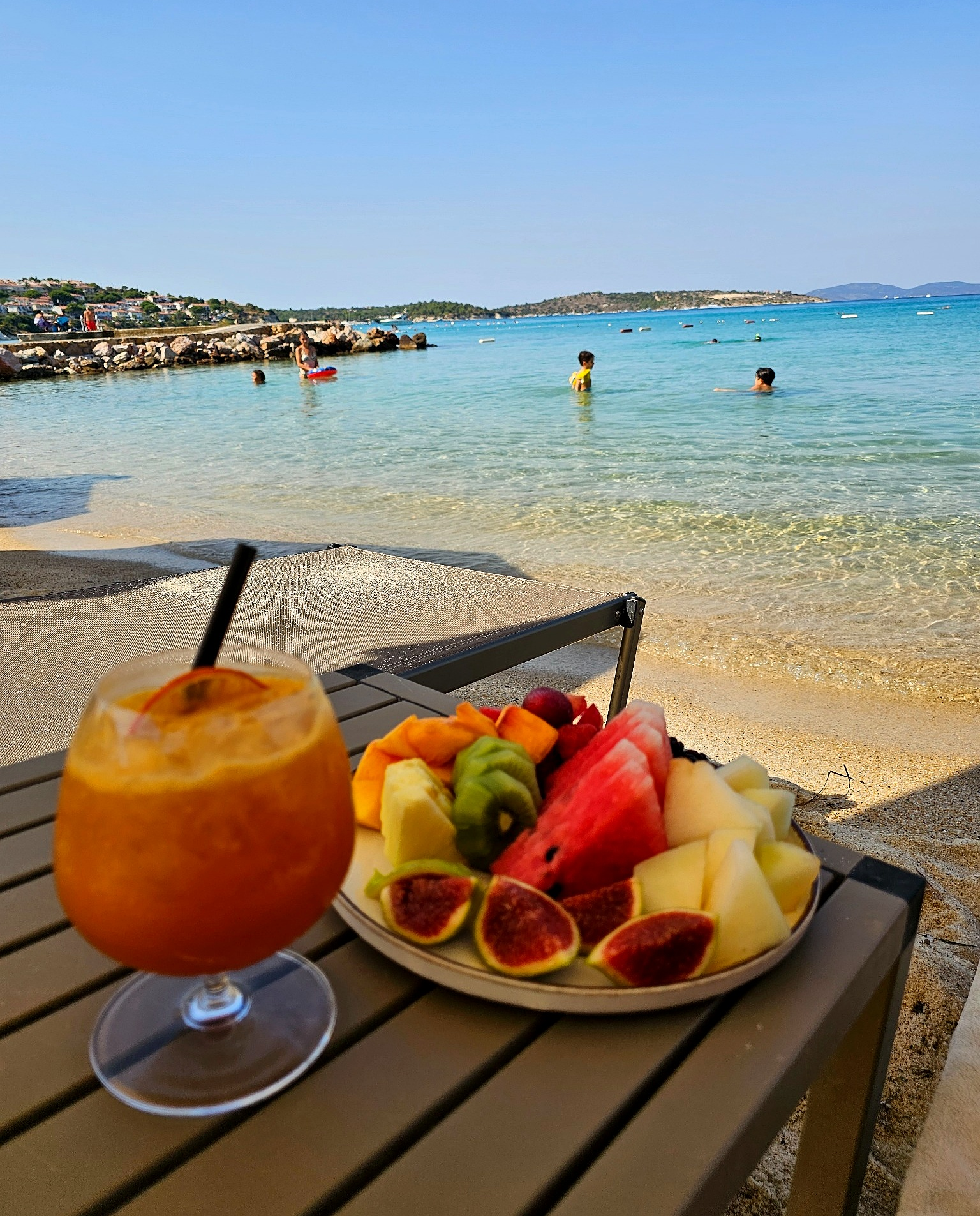 The unlikely winner of the entire detour: perfectly chilled fruit beside the Aegean at Reges.
