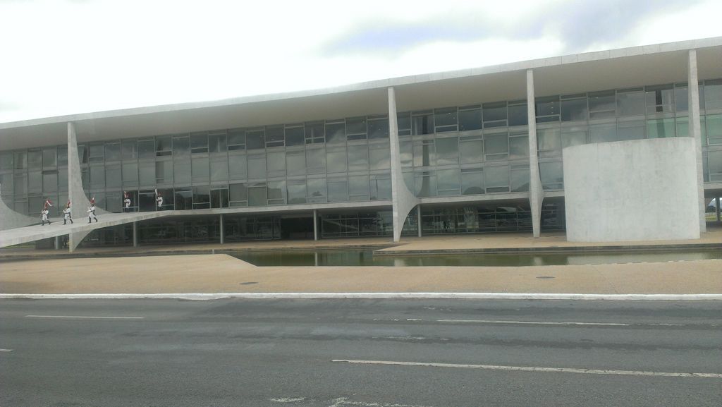 The photograph shows the changing of the guard in the executive palace of the federal government of Brazil