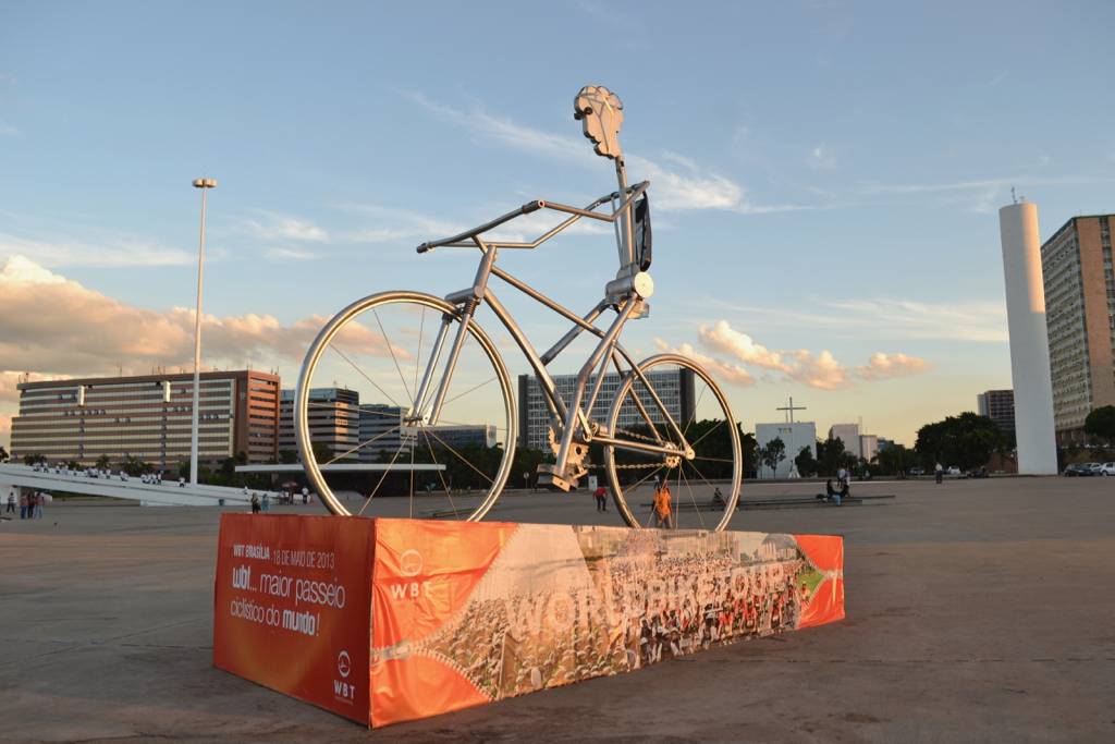 The metal cyclist of the Cultural Complex of Brasilia