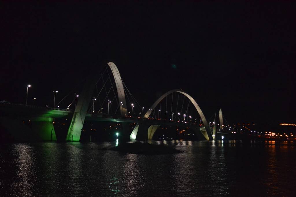 Night view of the Juscelino Kubitschek bridge