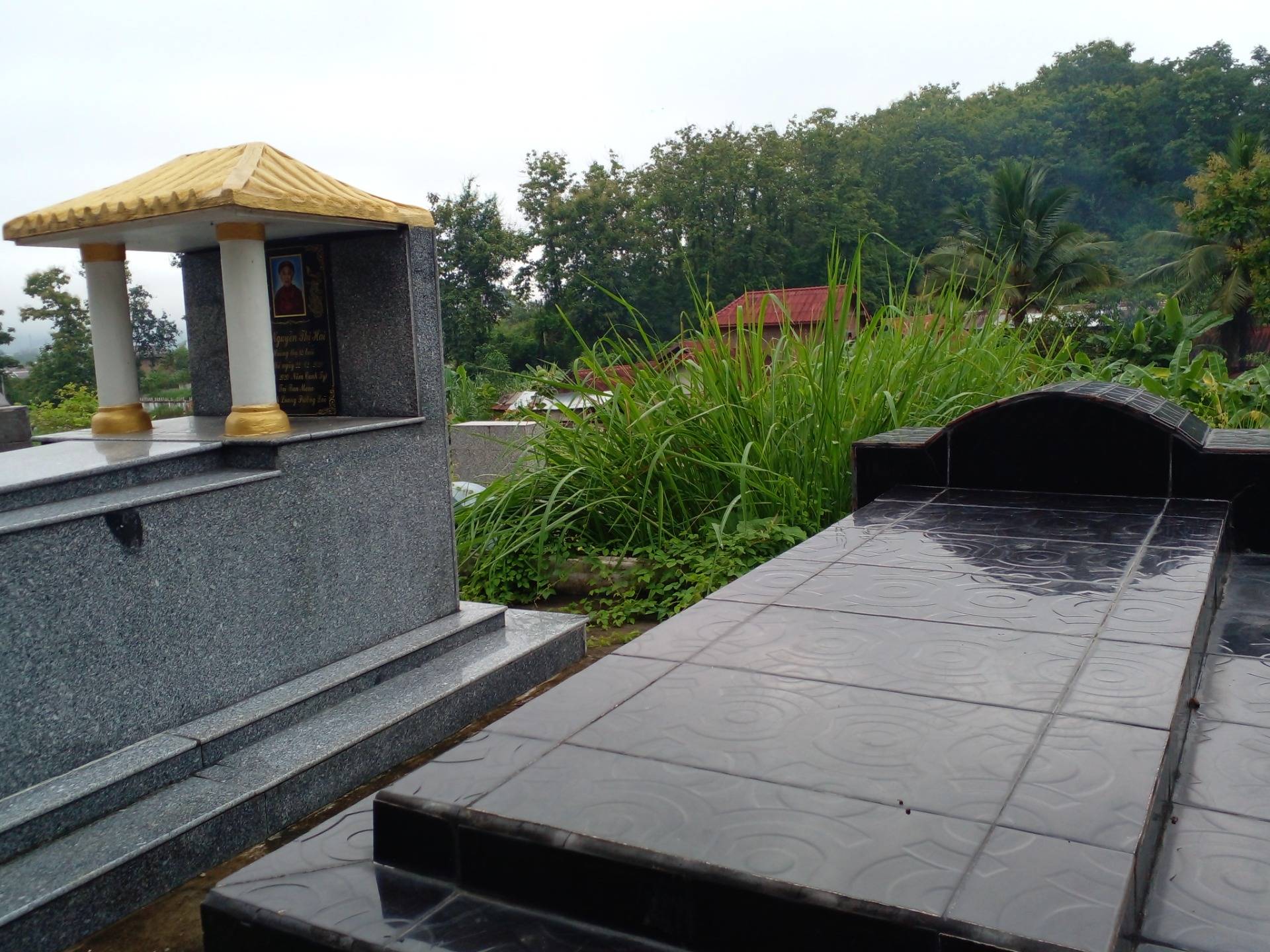 Rainy walk to a Chinese Cemetery