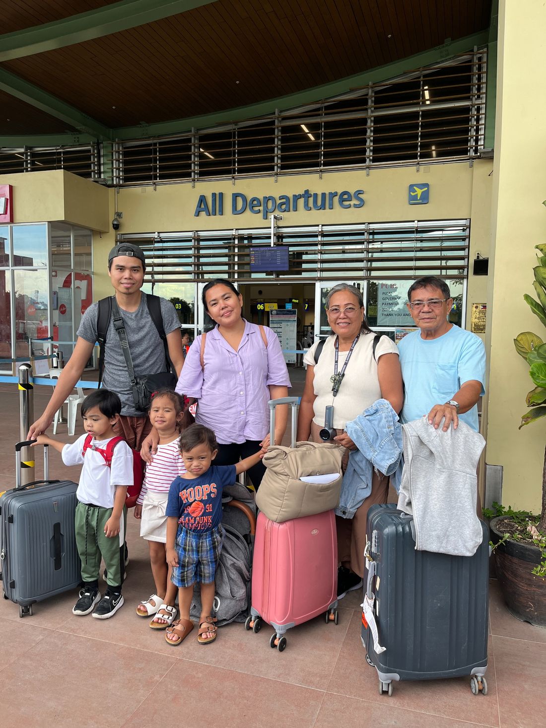 Our fam drove us to Panglao International Airport, enroute NAIA