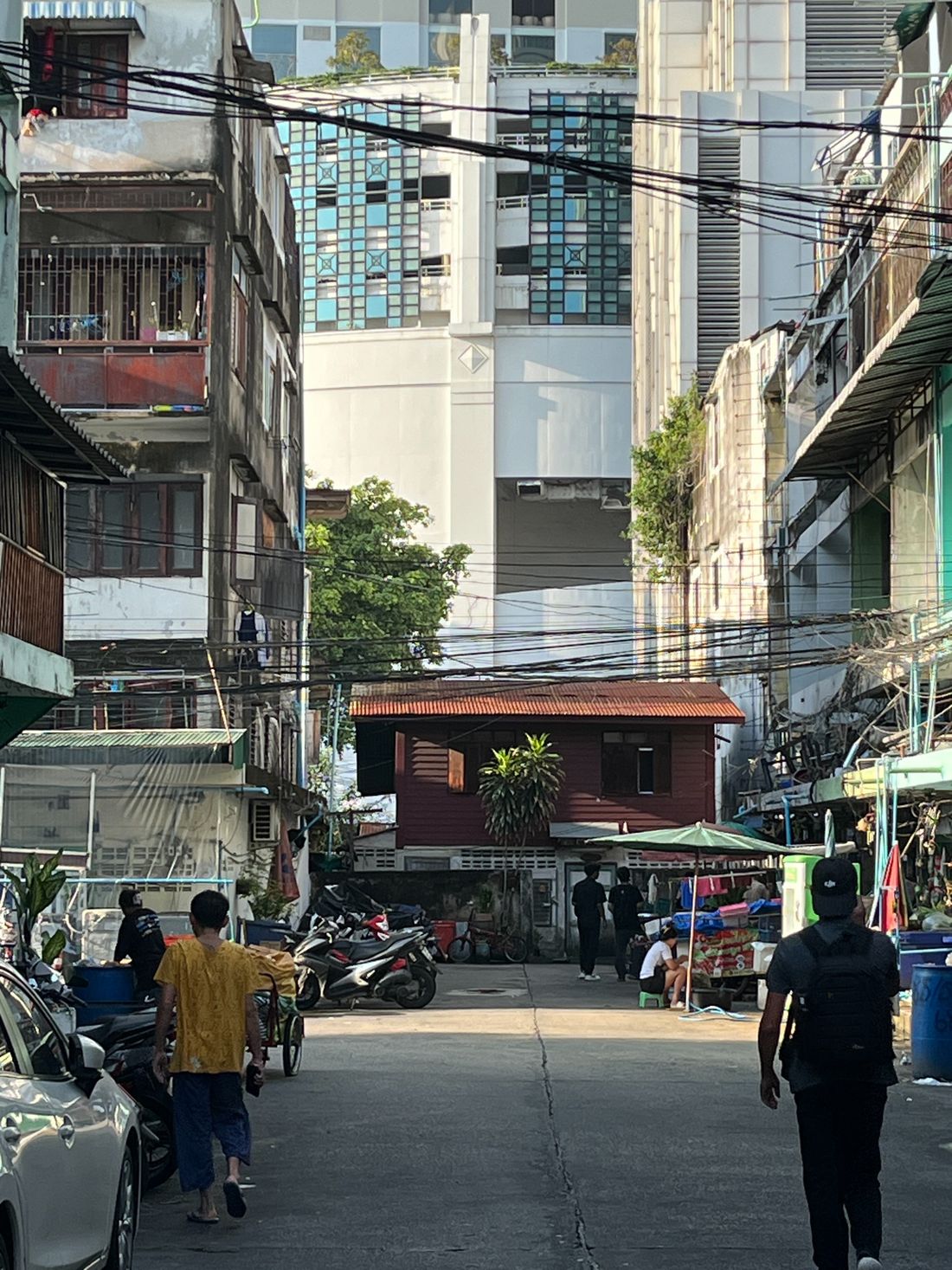 There’s an old house at the foot of the hotel!