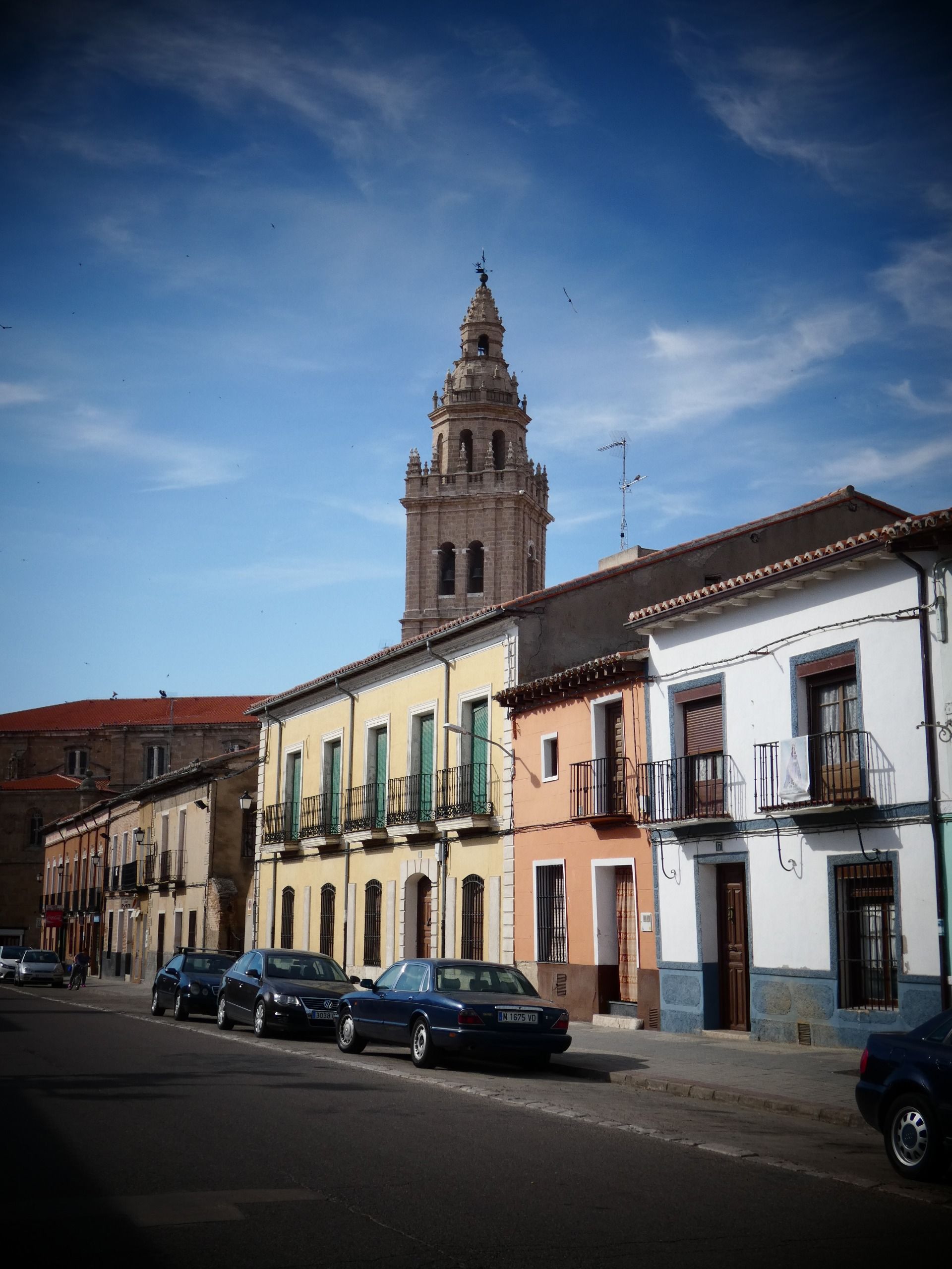 Nava del Rey: panorámica de la calle principal
