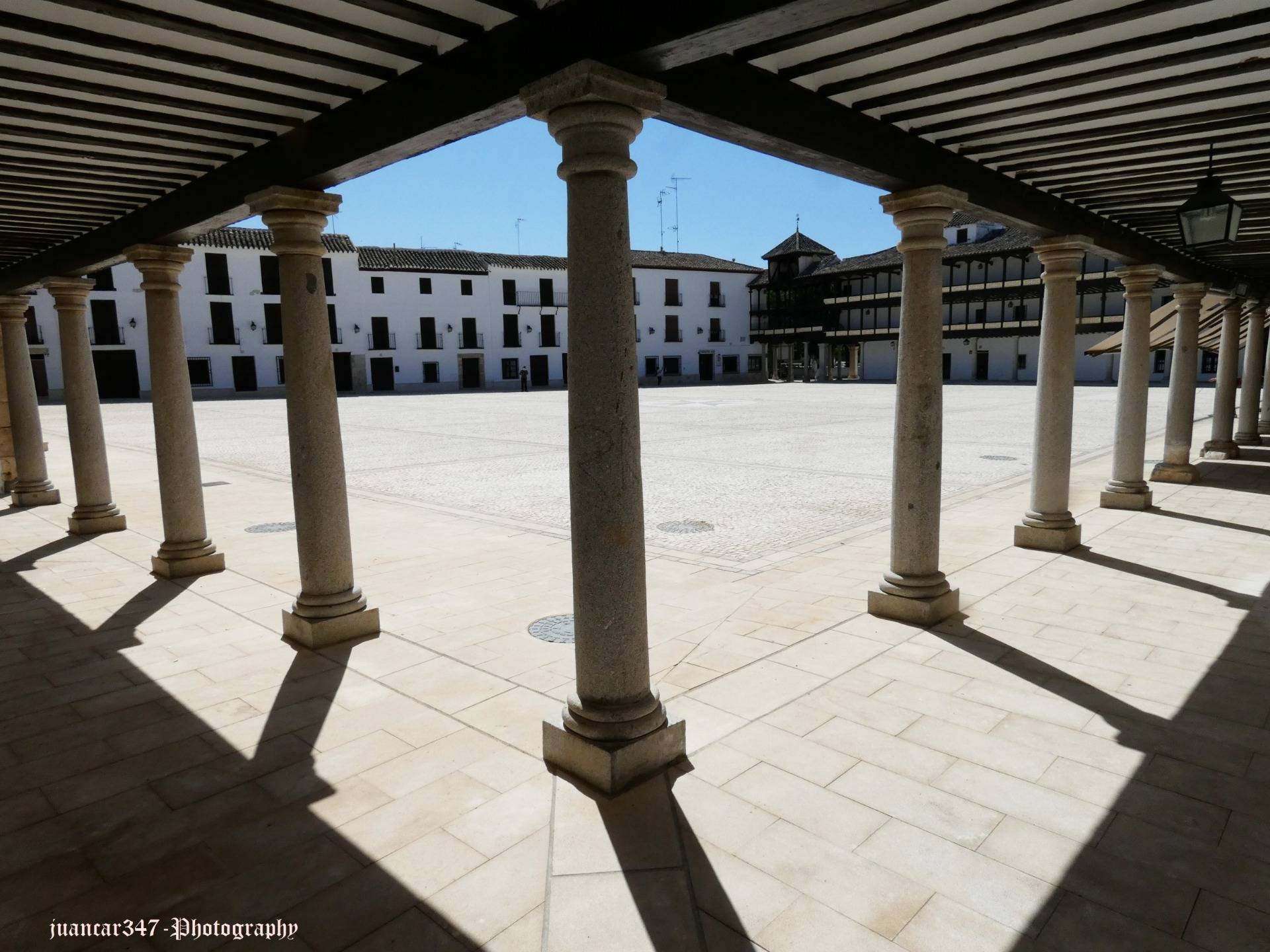 Tembleque’s Main Square: traditional architecture and charm