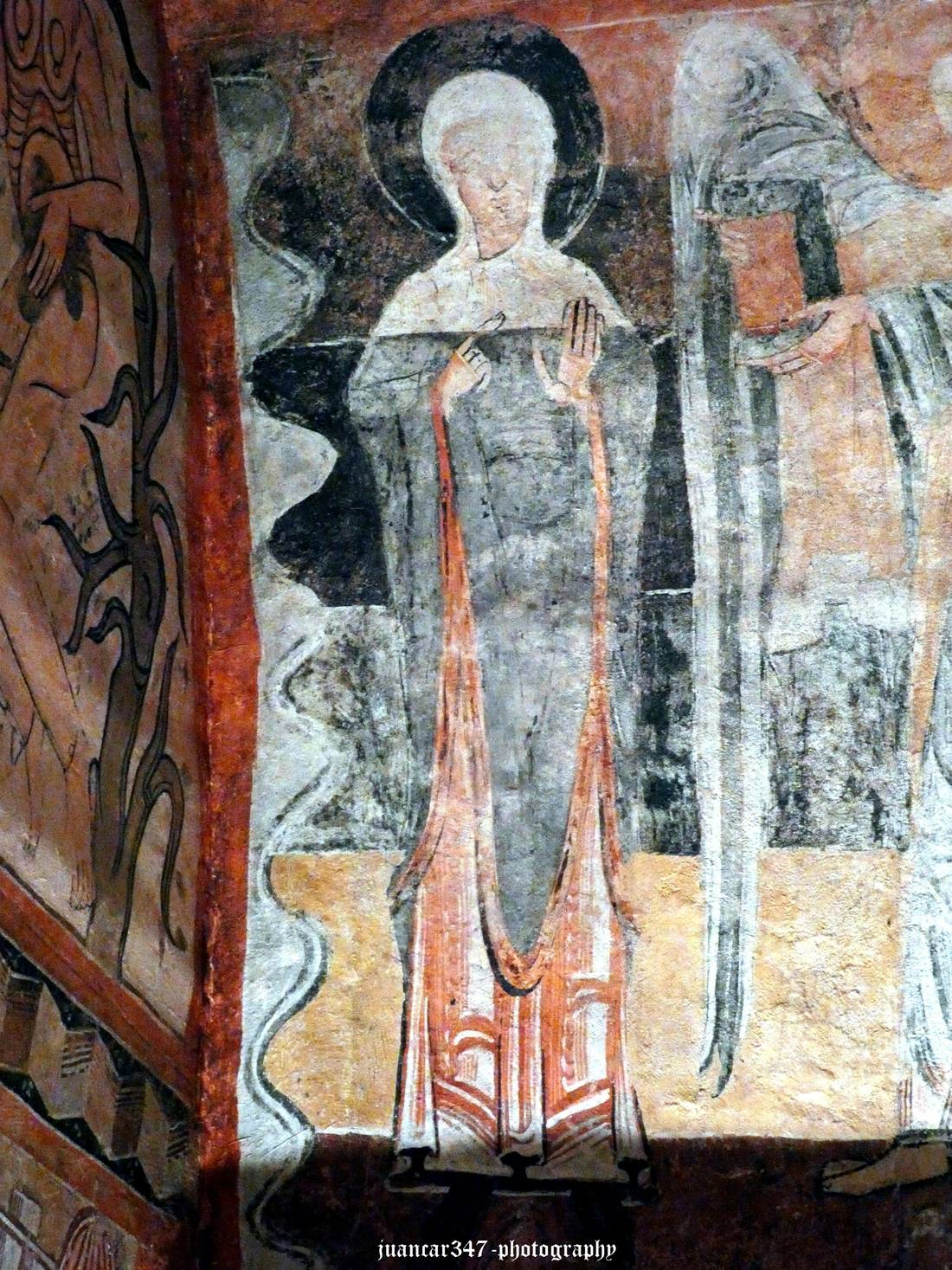 Representation of the Virgin: She, like Christ, are the only ones represented with a black halo behind her head