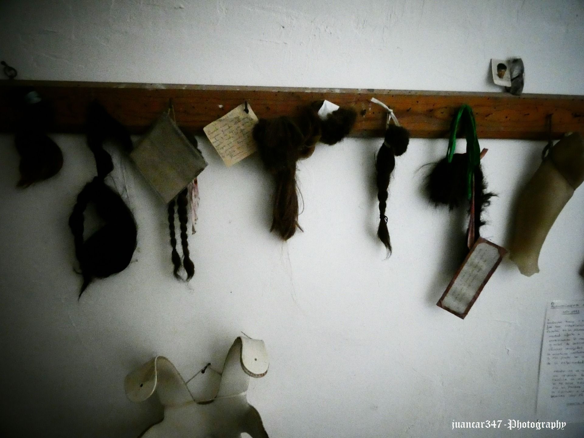 Cabellos ofrendados y otros objetos
