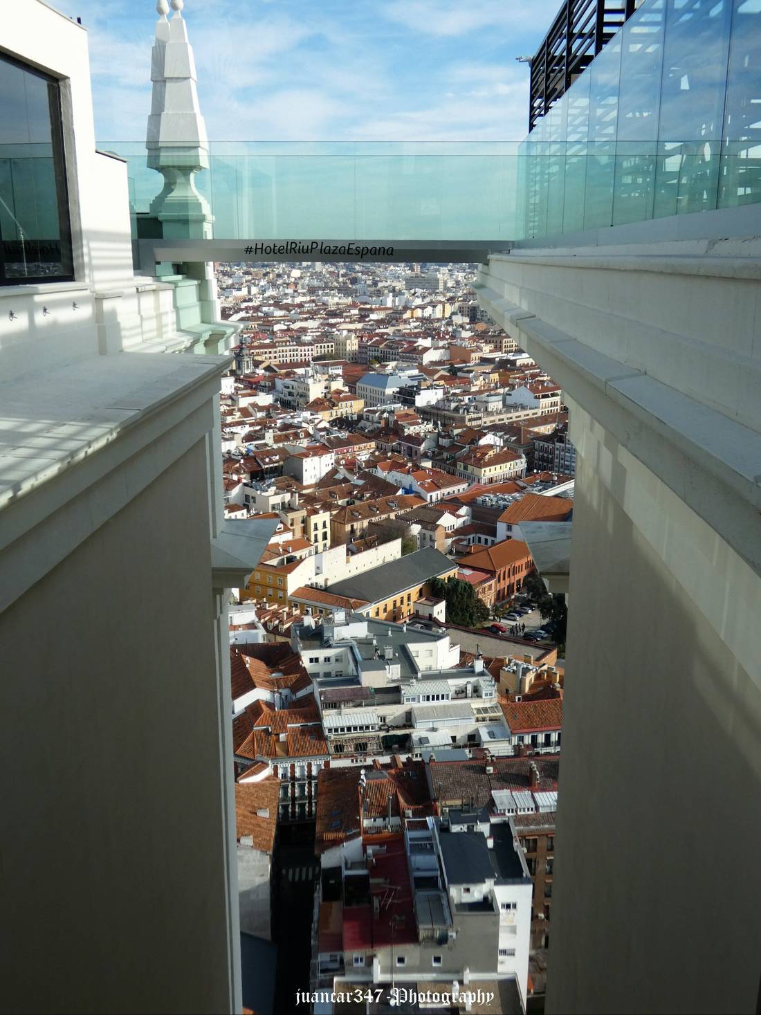 Panoramic of the famous glass walkway that rises 120 meters from the ground
