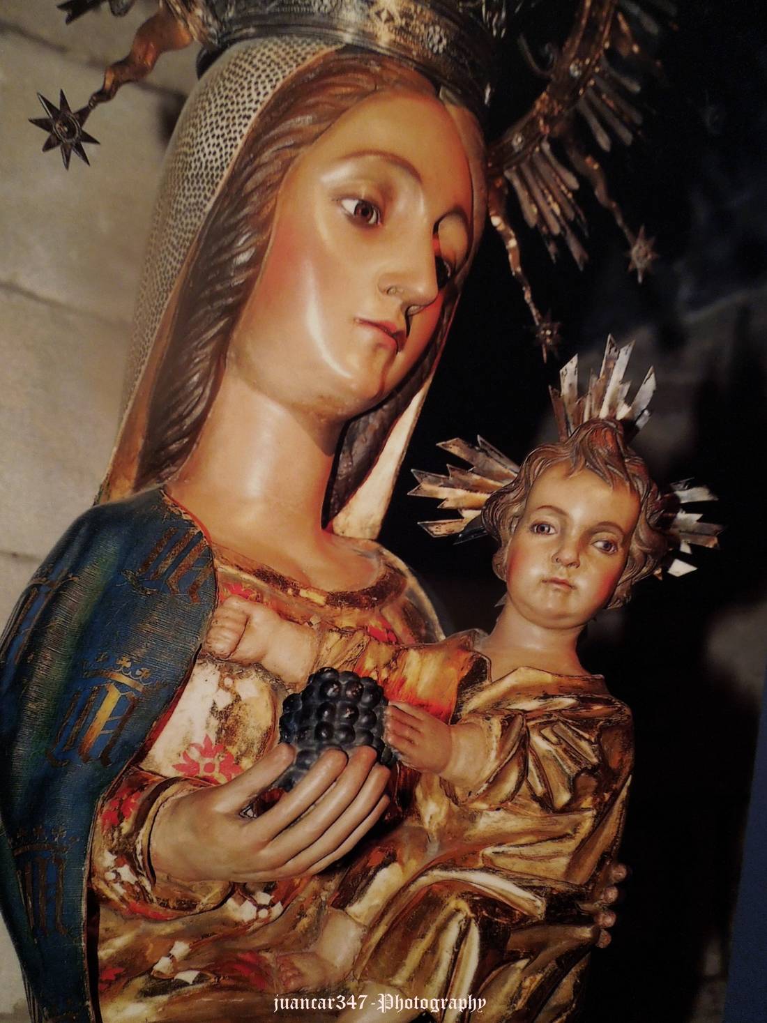 Image of the Virgen de la Uva (13th-14th centuries)
