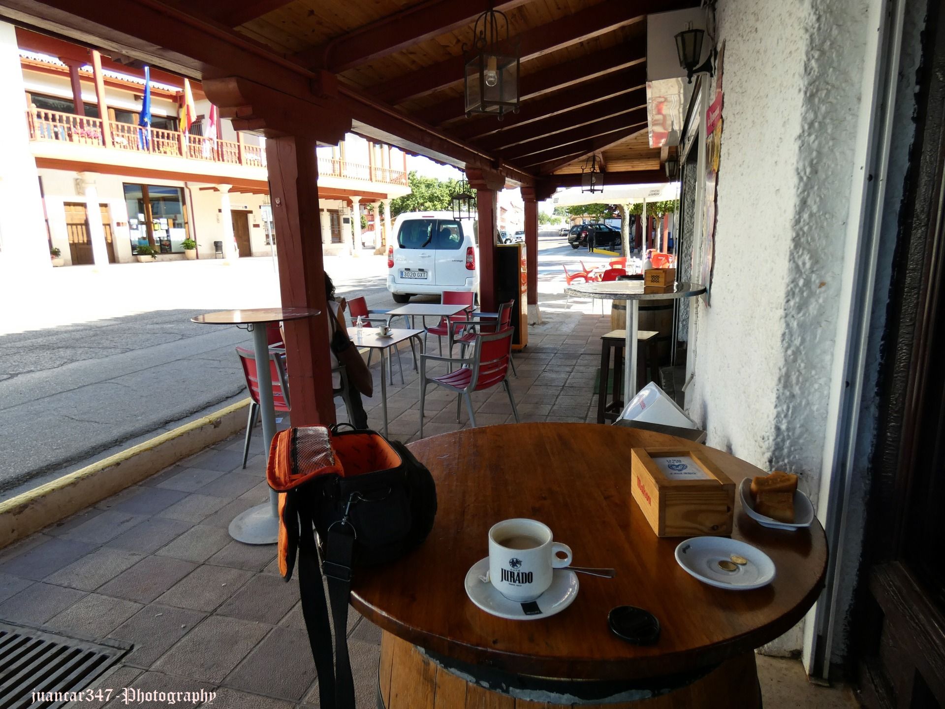 A cofee in the shade of the arcades