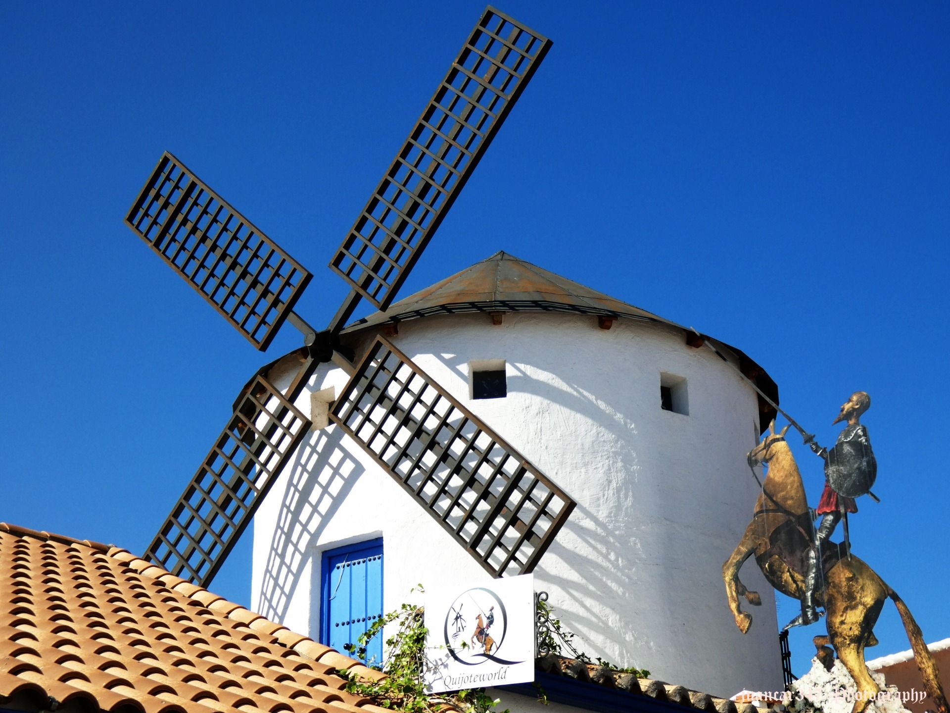 Don Quixote fighting a ’giant’