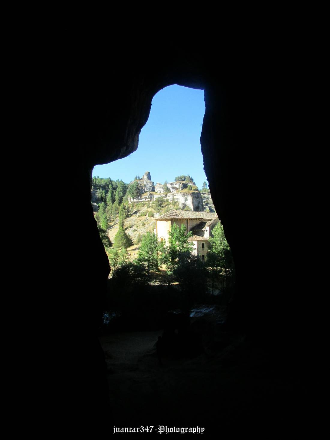 La ermita de San Bartolomé vista desde el interior de la Cueva Grande