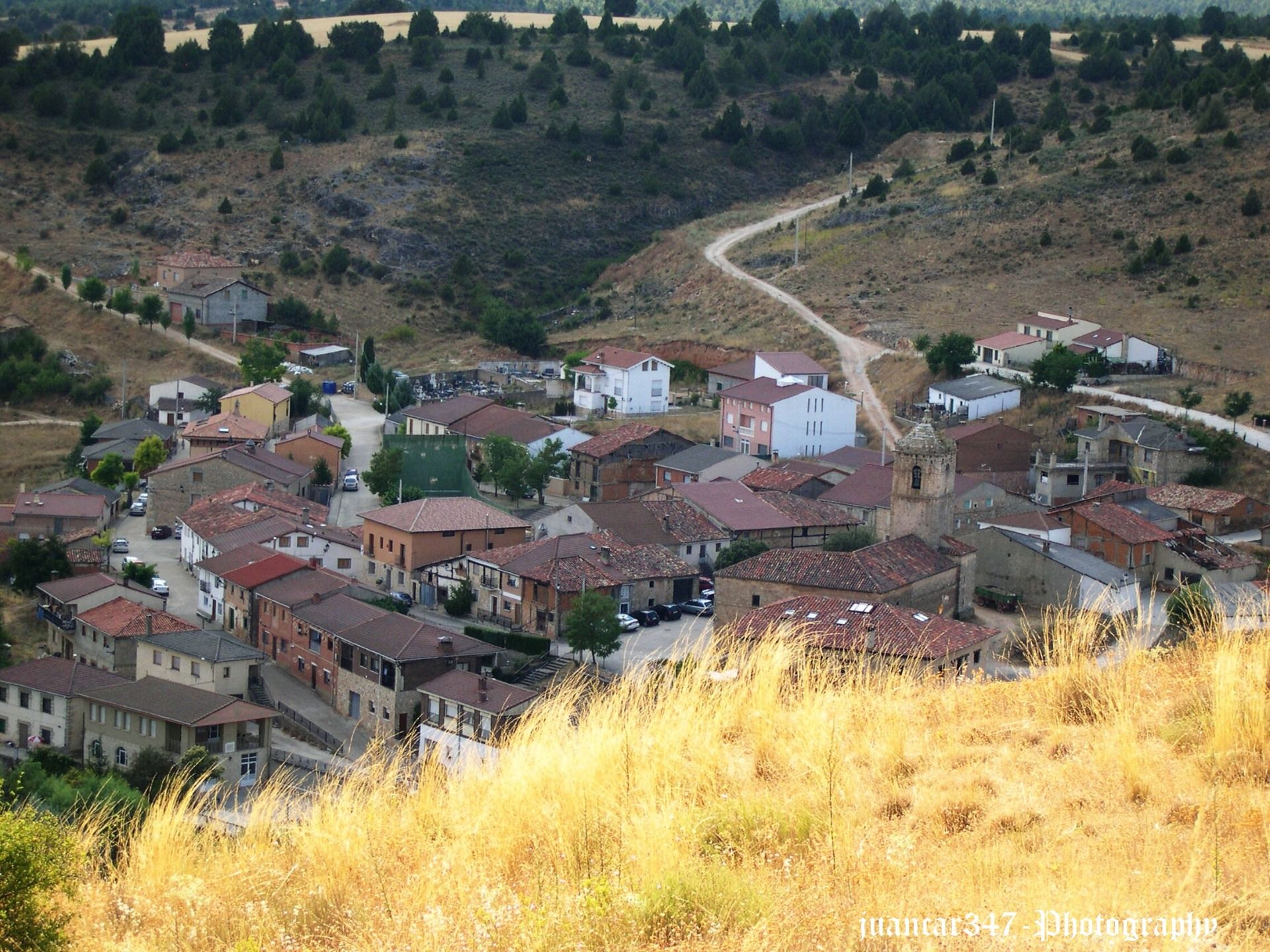 El tórrido sol parece incendiar el campo, amenazando al pueblo