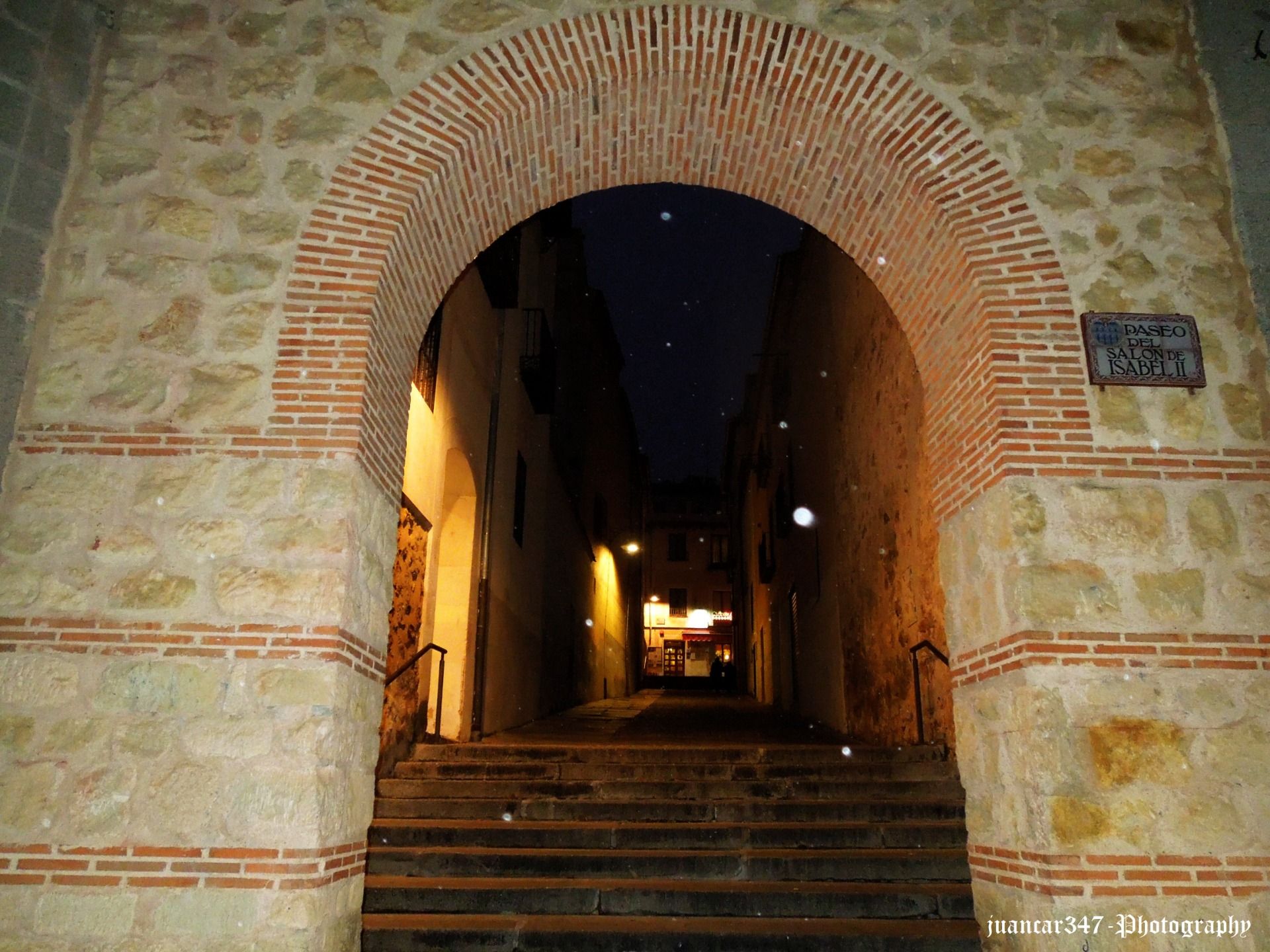 Arco en el tranquilo Paseo del Salón de la Reina Isabel II