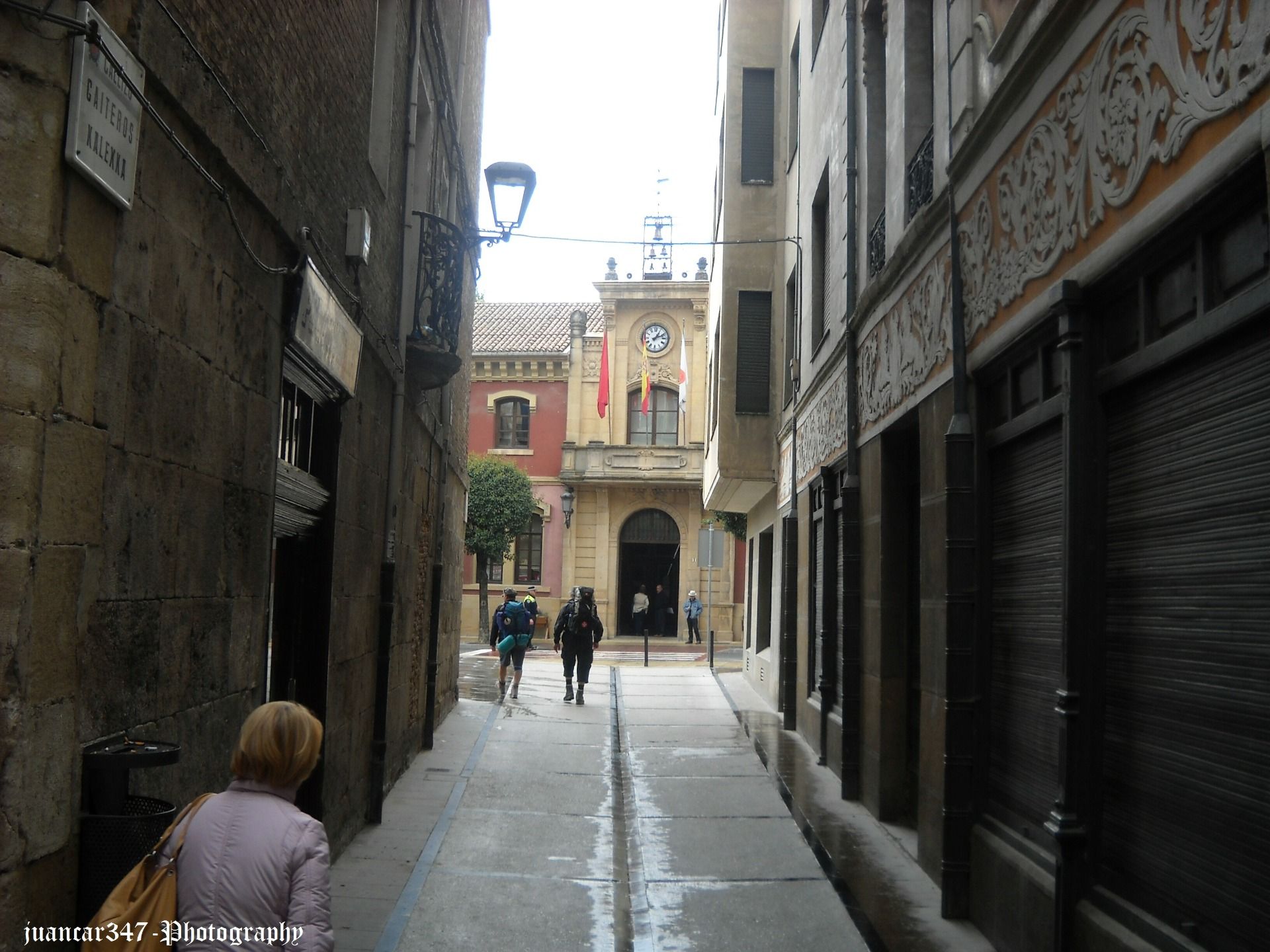 Pilgrims heading to the Estella Town Hall