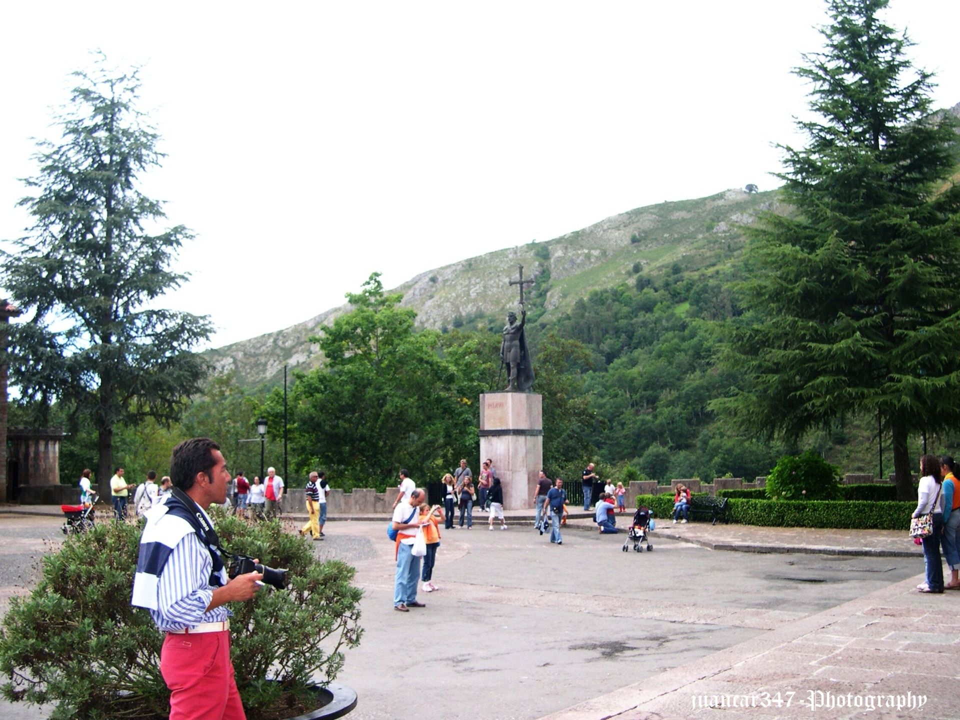 Basilica esplanade and stature of Don Pelayo