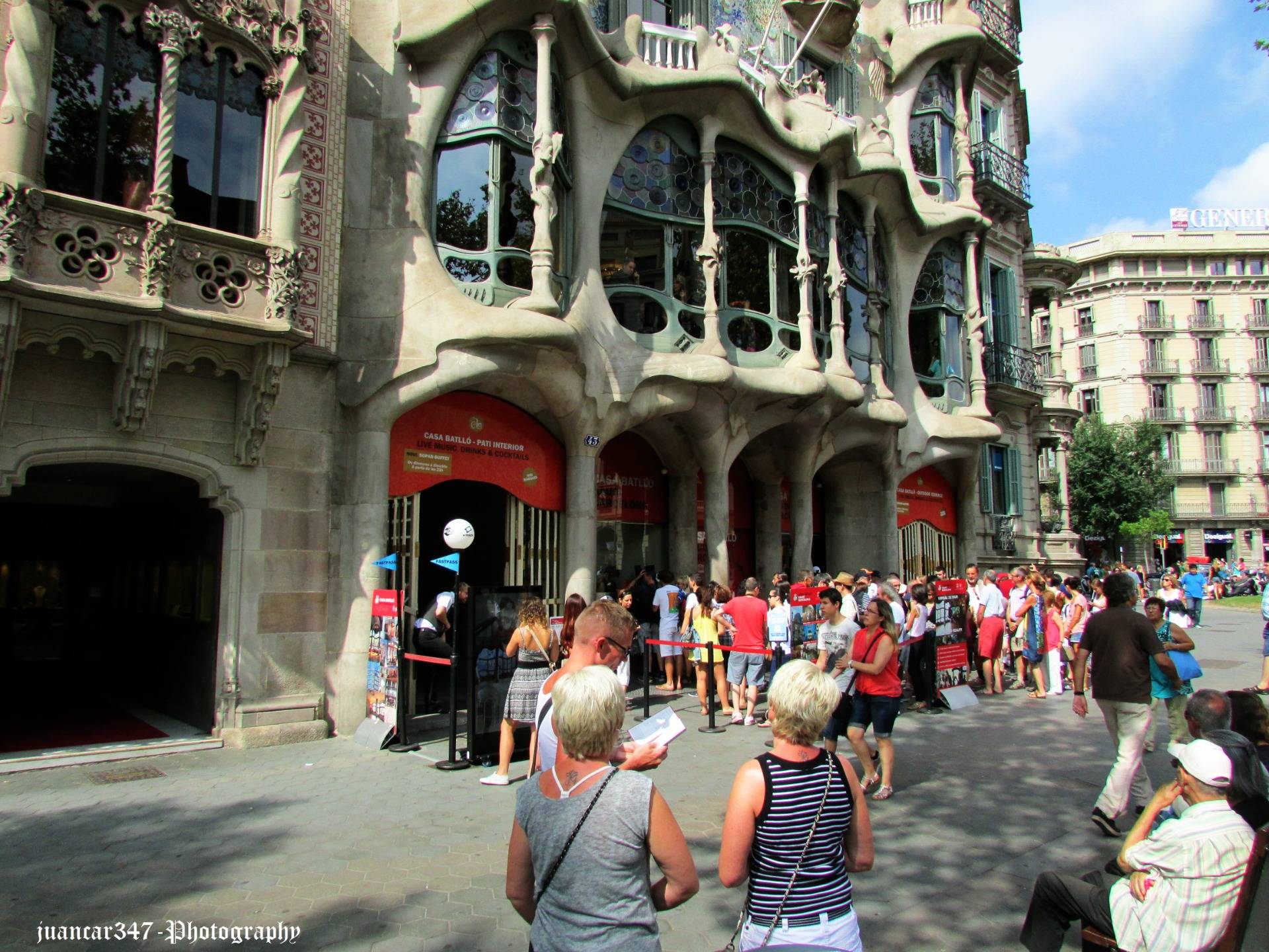 Visitors waiting to see Gaudí’s Casa Batlló