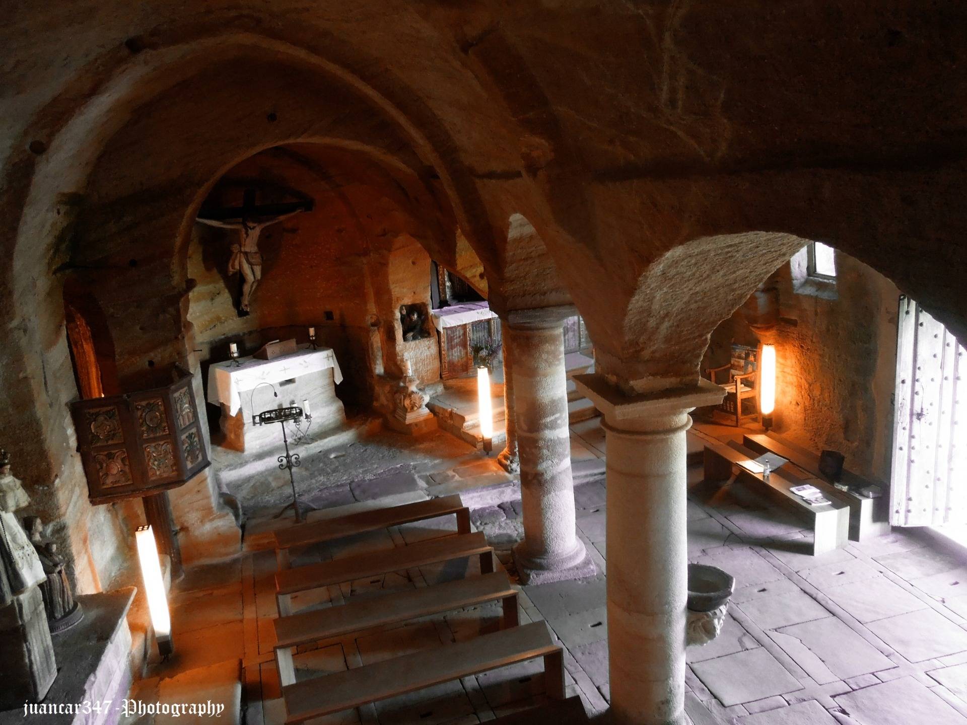 Interior de la iglesia-cueva de Olleros: vista de la nave y el altar