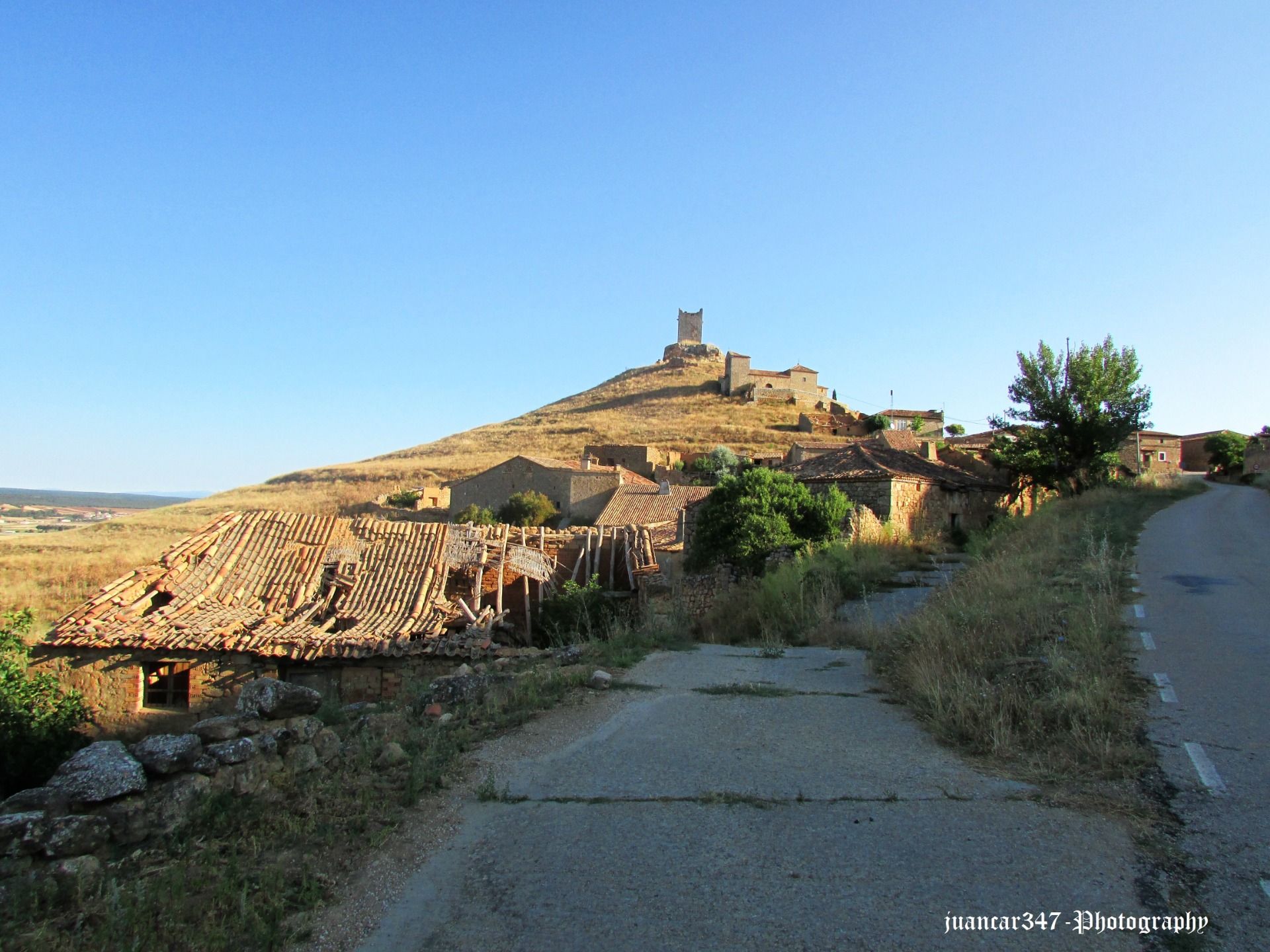 Entrance to the village of Moñux