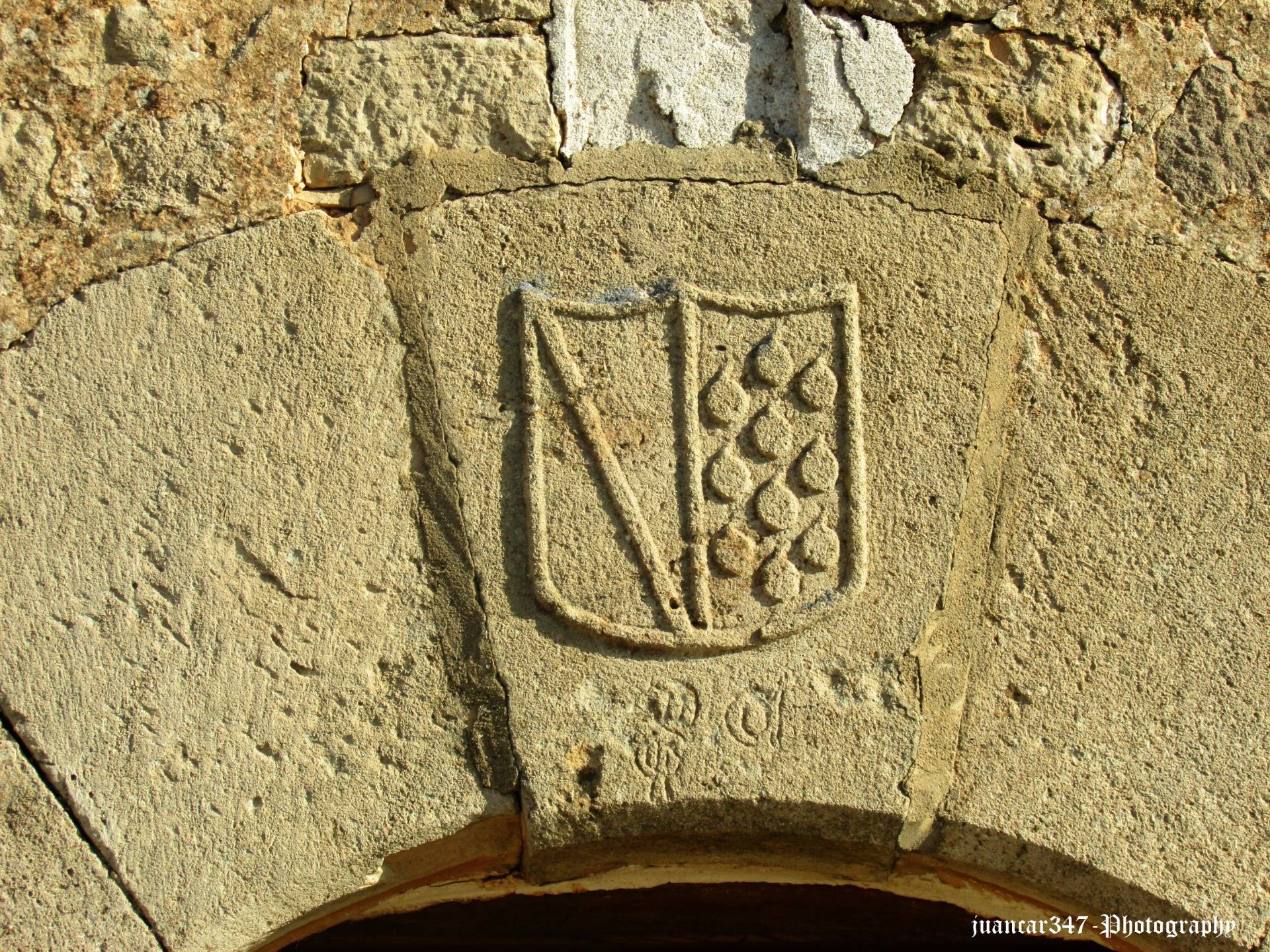 Medieval shield and stonecutting marks