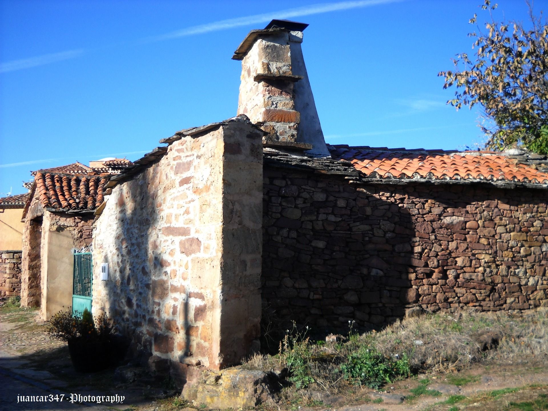 Another street with a flavor of antiquity and tradition