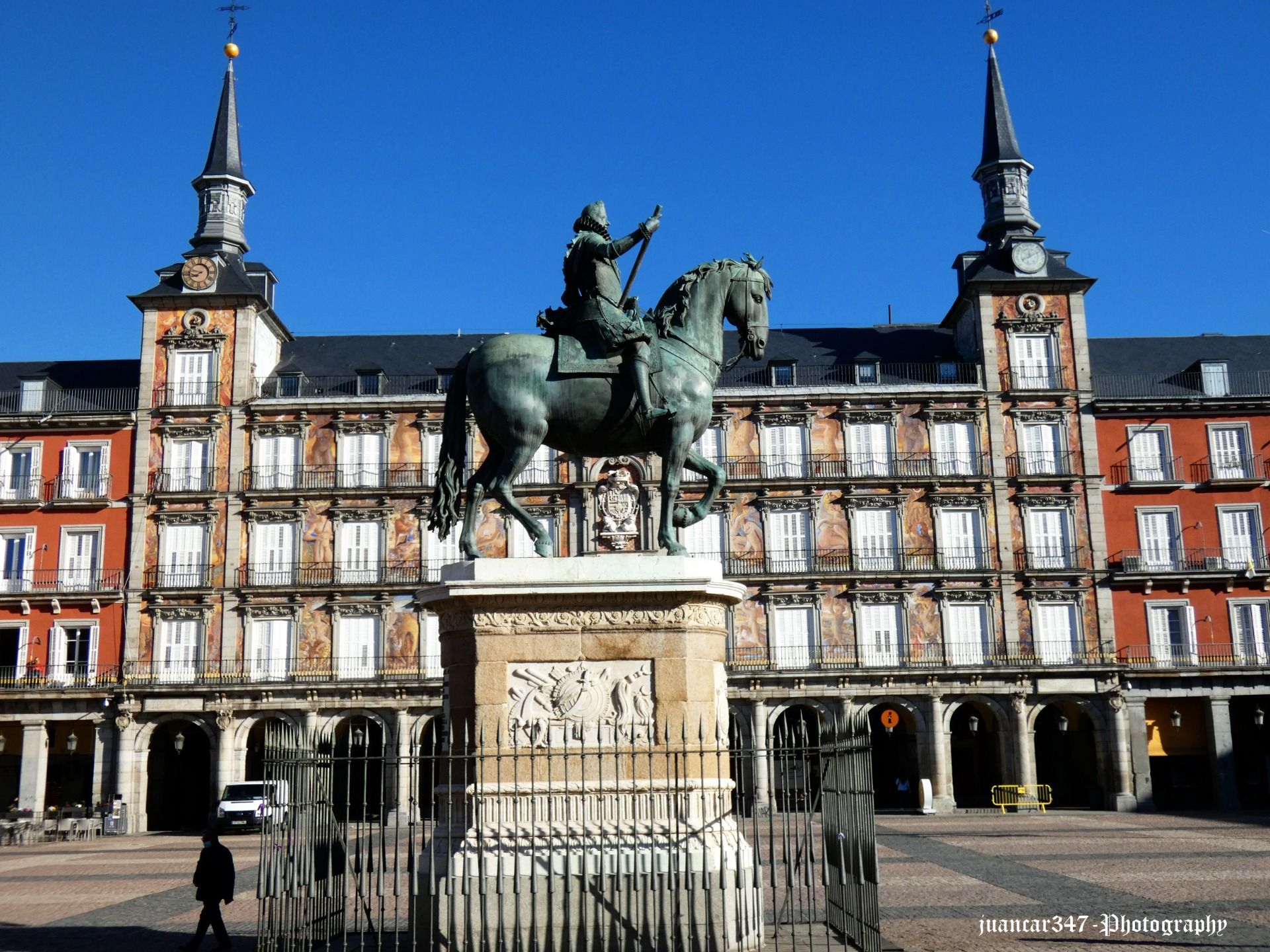 Madrid makes the way by walking: the Plaza Mayor