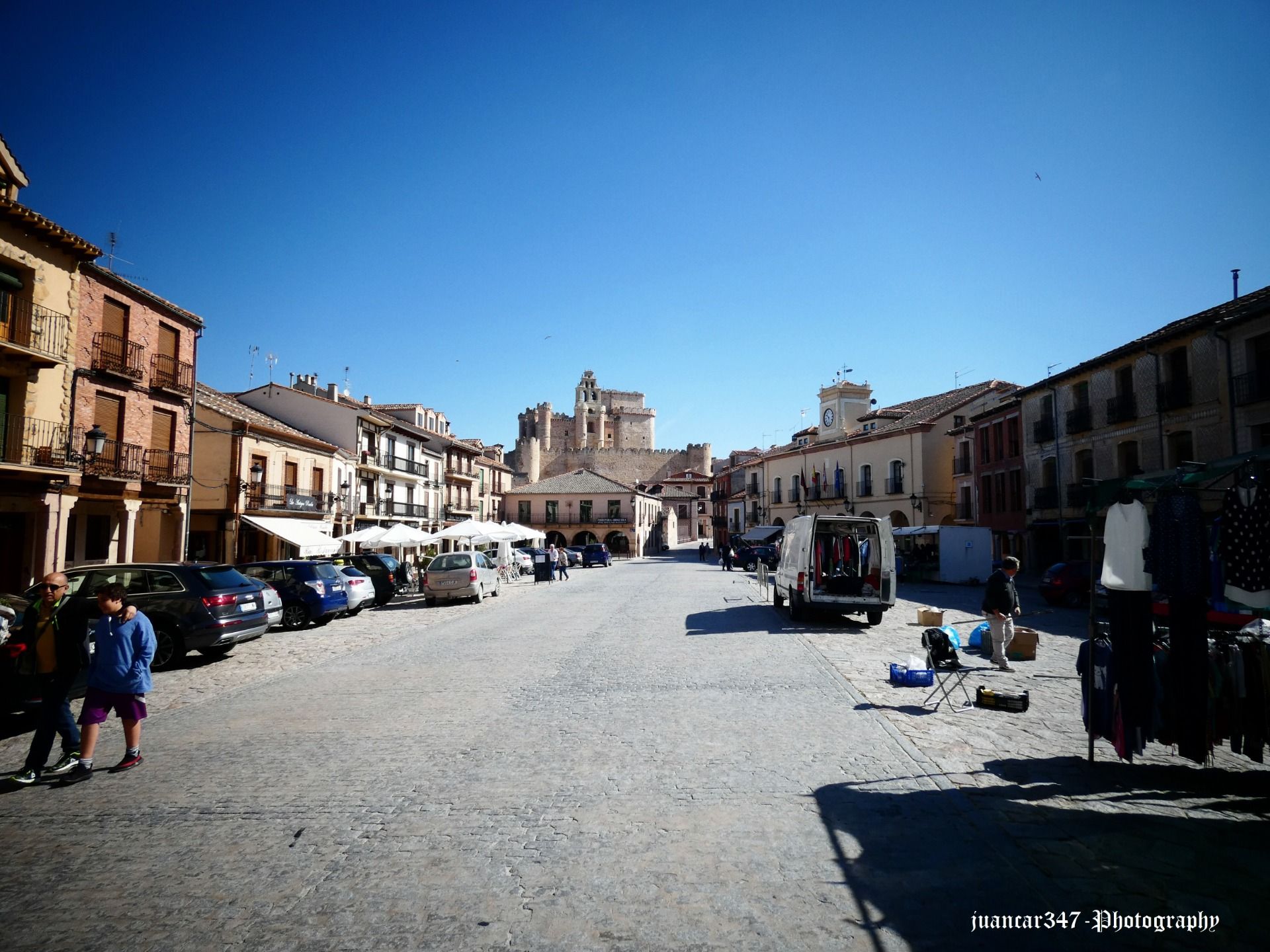Panoramic of the main avenue, with the church-fortress in the background
