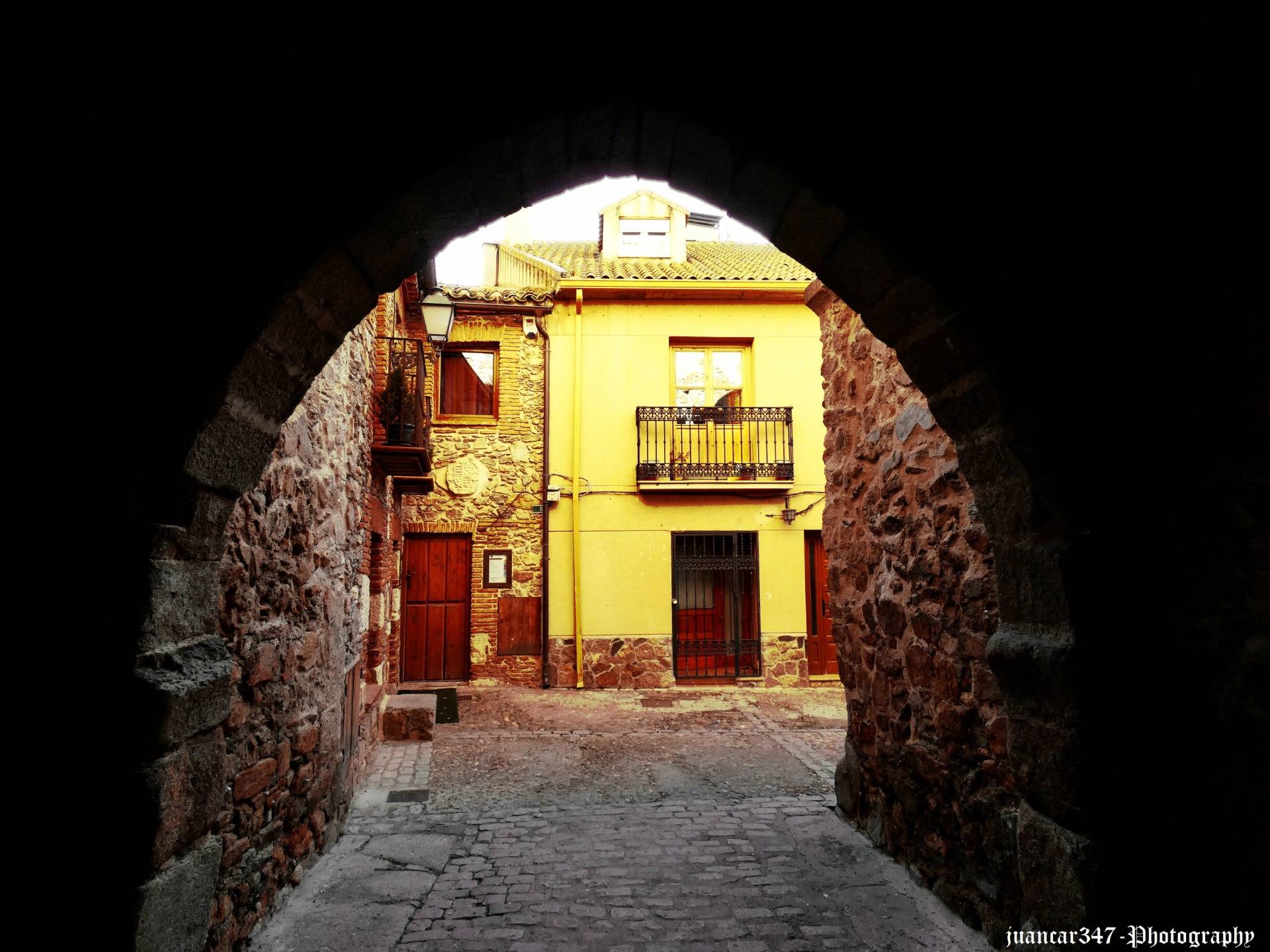 The medieval arch hides a golden vision
