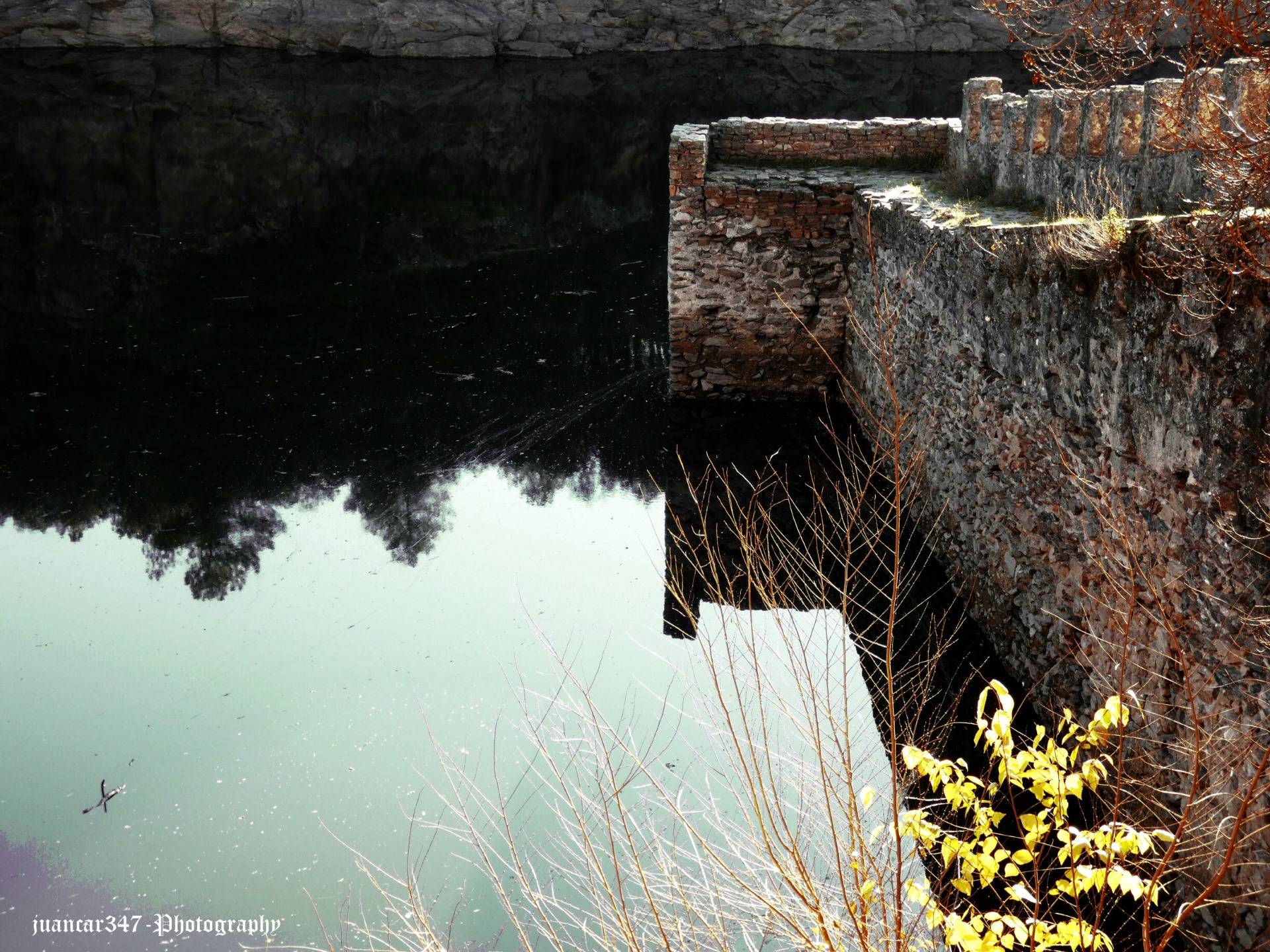 The Lozoya river caresses part of the medieval walls